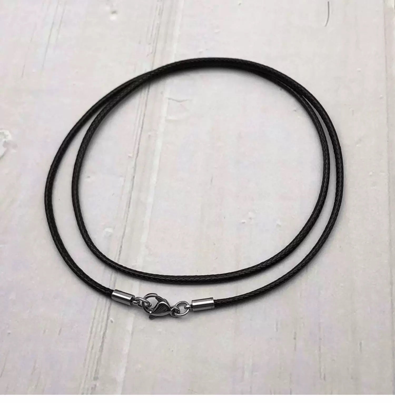 Collar unisex de cordón encerado negro | Cadena minimalista ajustable con cierre de acero de titanio resistente a la decoloración O0007