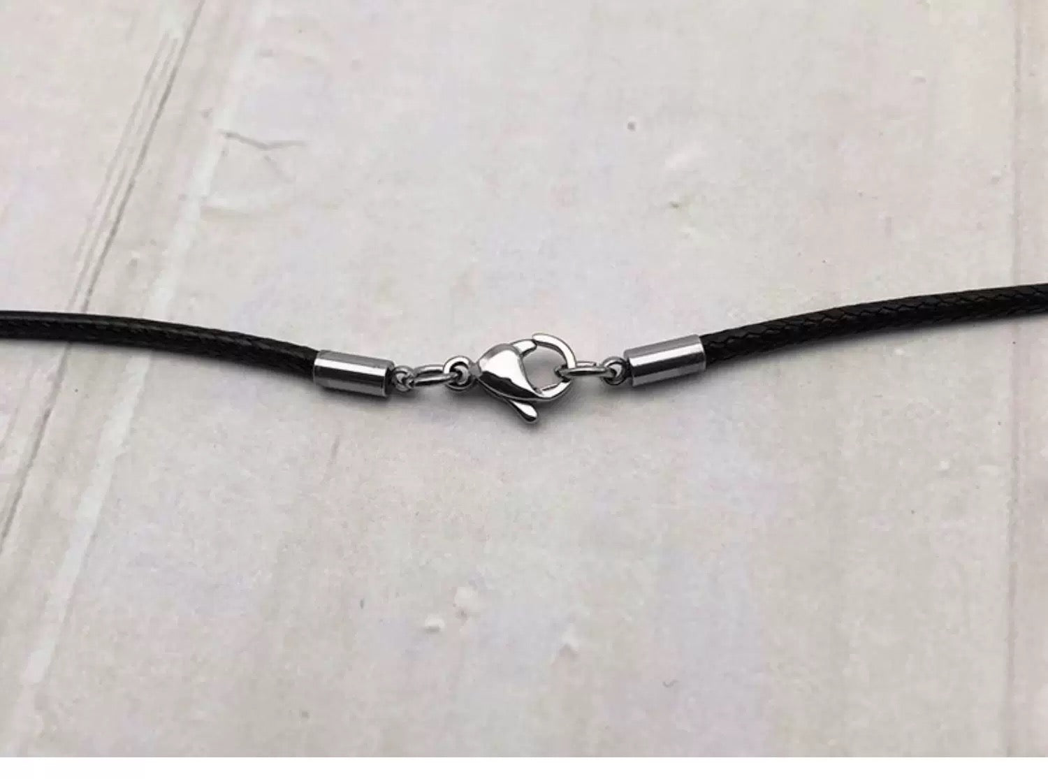 Collar unisex de cordón encerado negro | Cadena minimalista ajustable con cierre de acero de titanio resistente a la decoloración O0007