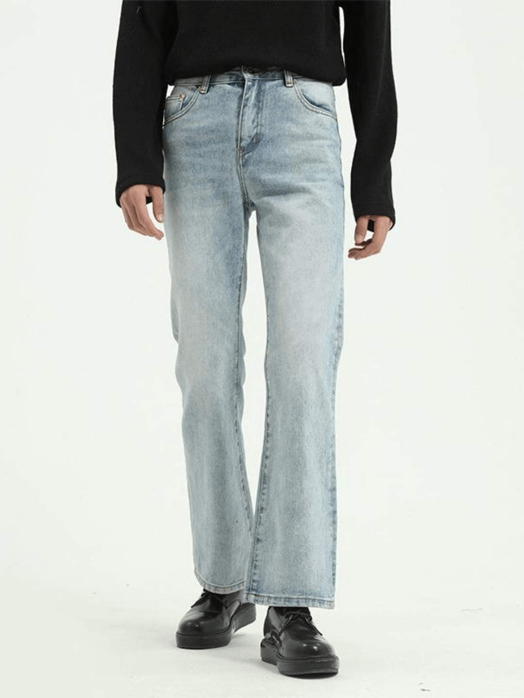 Vaqueros acampanados con estilo B0147