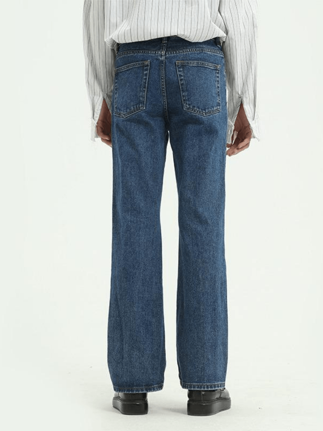 Vaqueros acampanados con estilo B0147