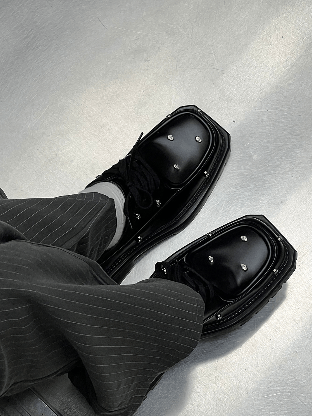 Rivet design square toe shoes S026