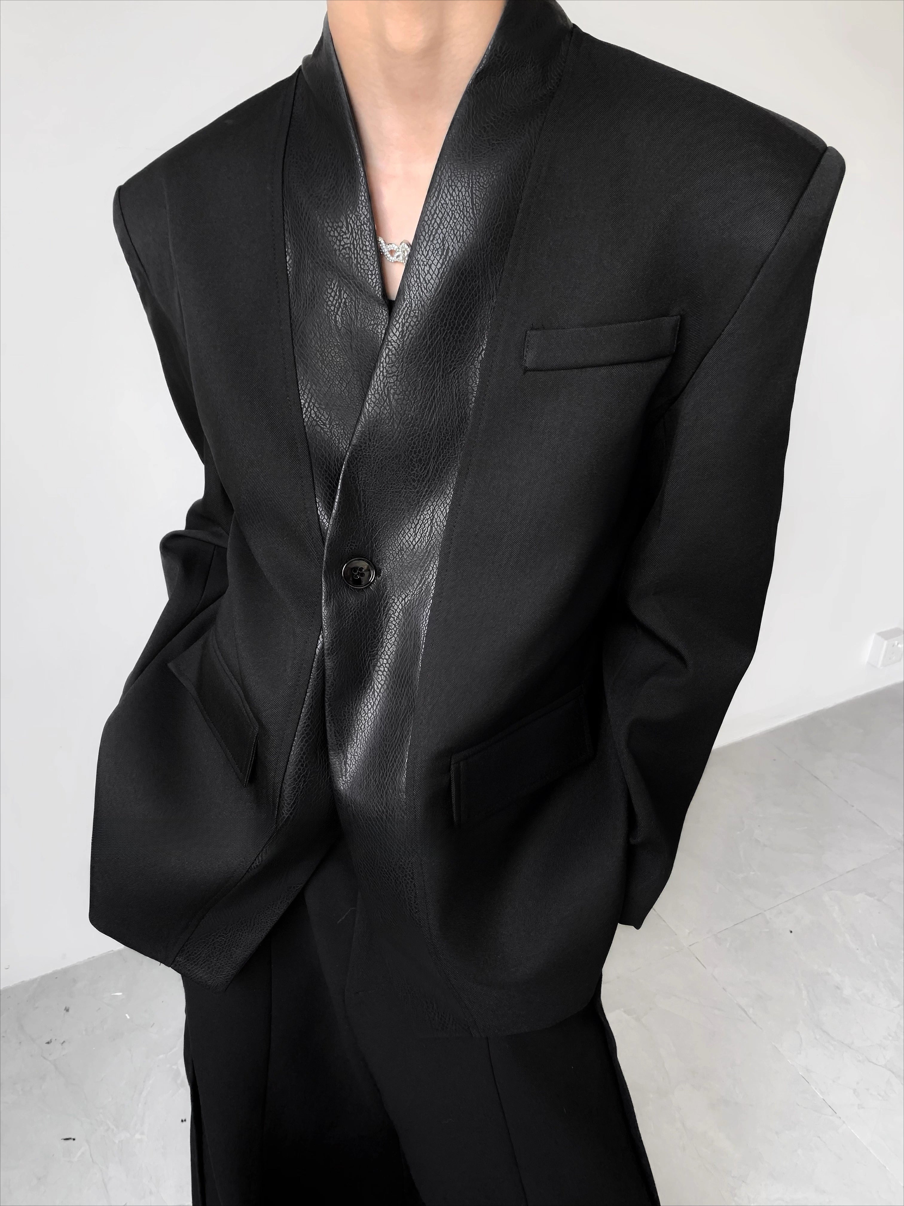 Light luxury leather design sense of extravagance v-neck shoulder padded blazer men's autumn high-end silhouette suit R018