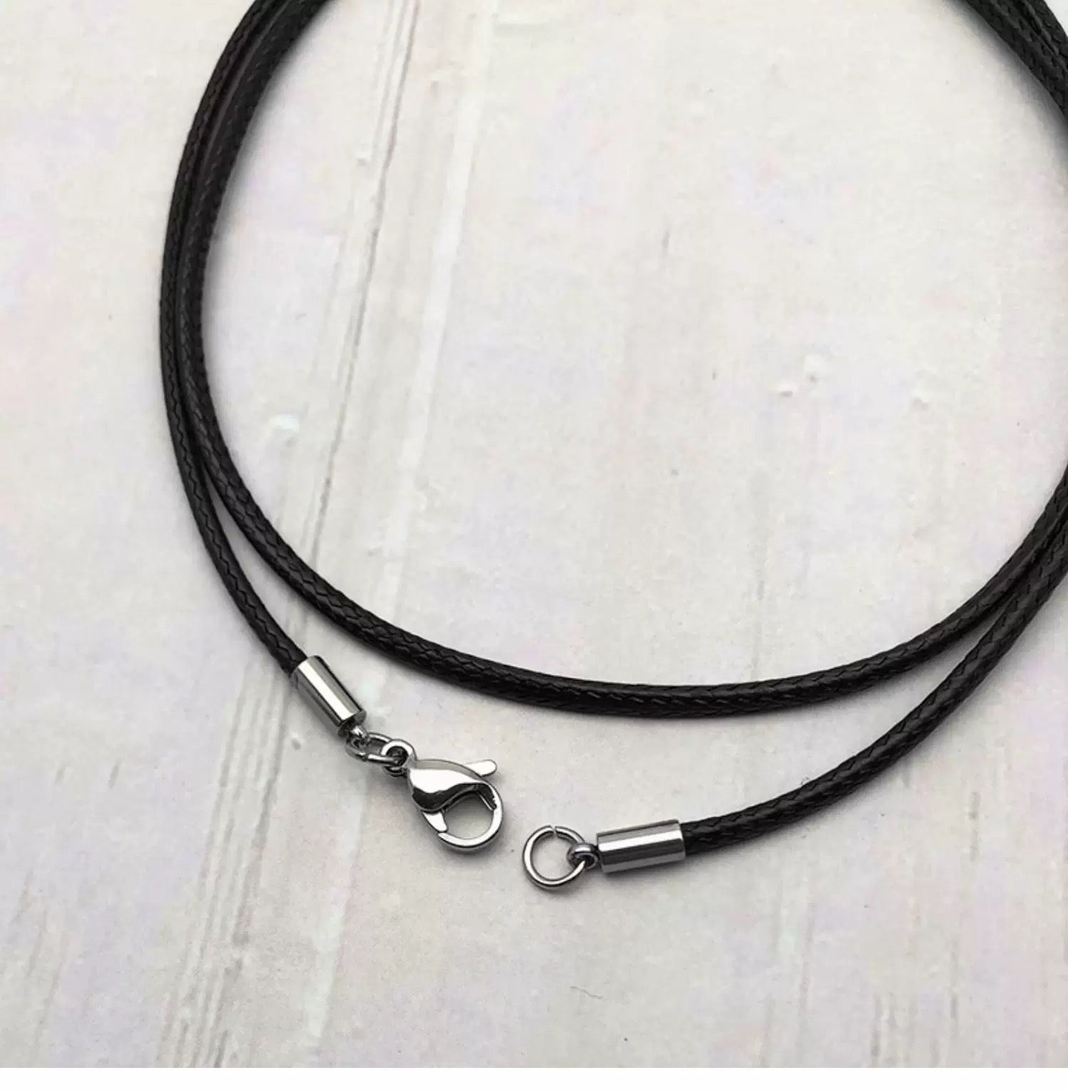 Collar unisex de cordón encerado negro | Cadena minimalista ajustable con cierre de acero de titanio resistente a la decoloración O0007