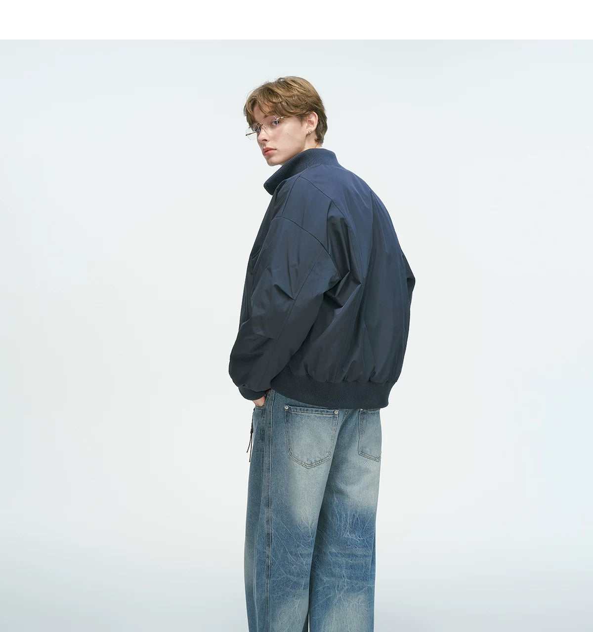 Chaqueta de plumas con cuello alto: minimalista y cálida para el estilo urbano invernal T0021