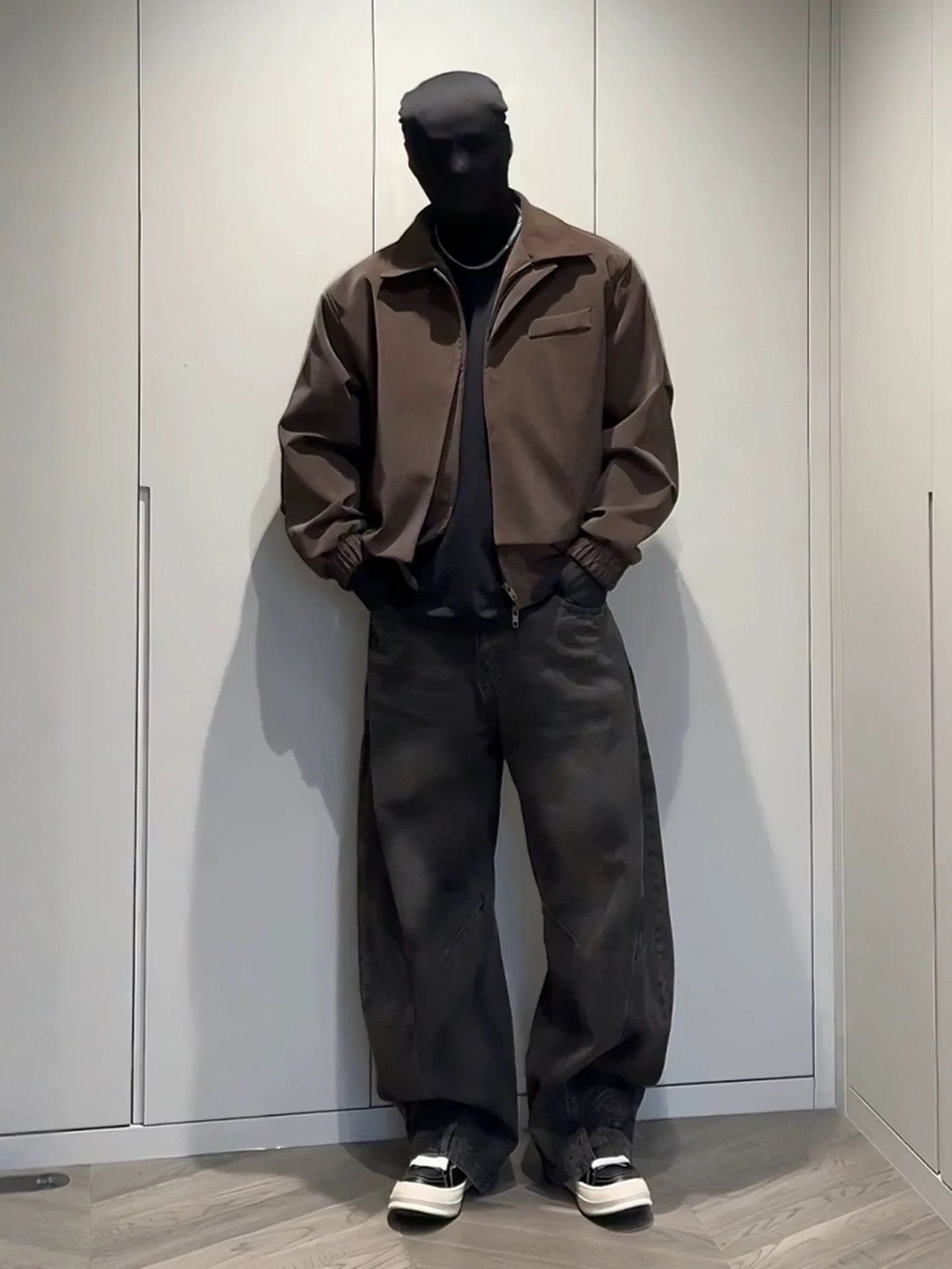 Chaqueta corta de cuero sintético con doble cuello para hombre: abrigo urbano moderno y ajustado T0079