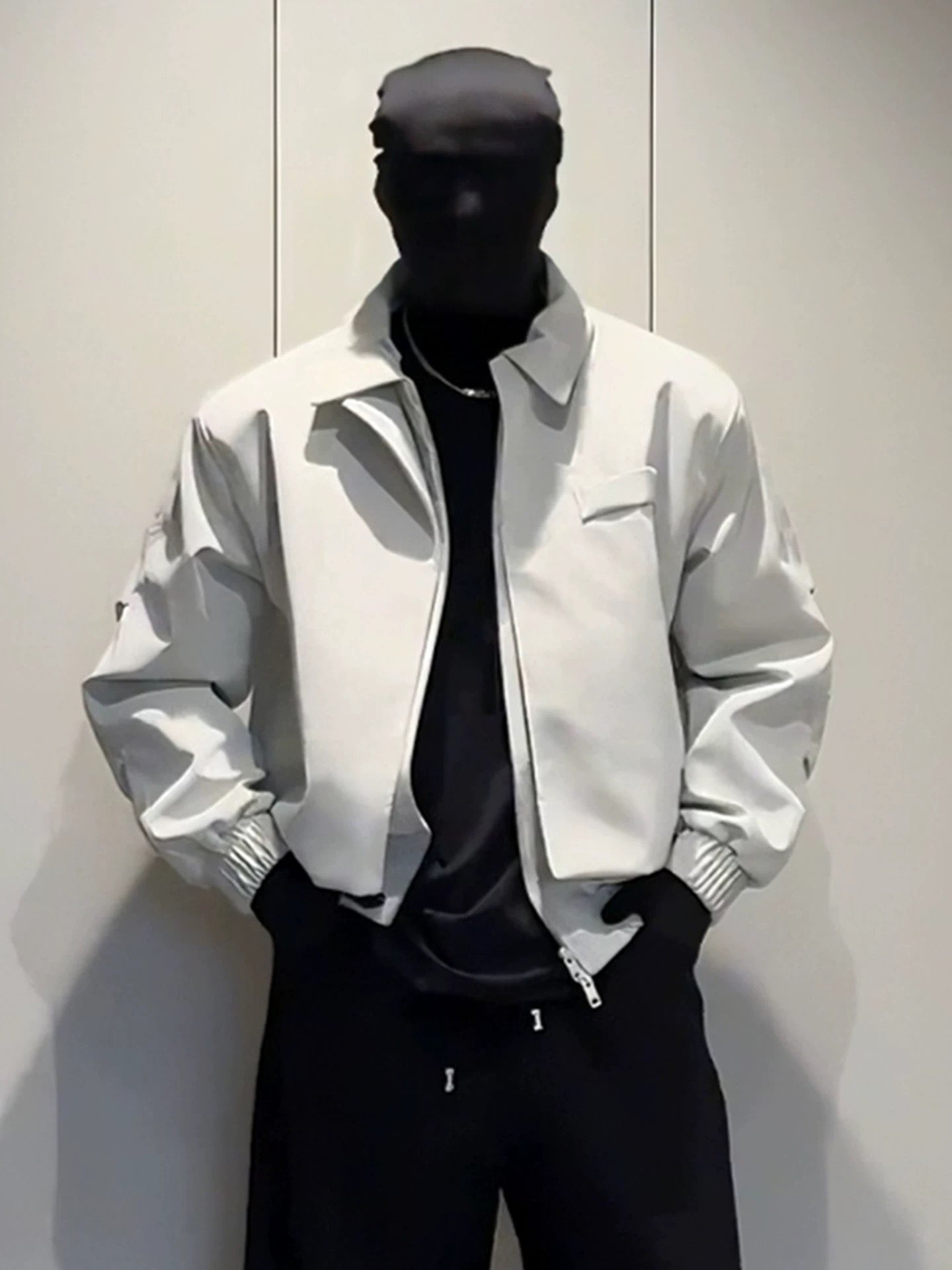 Chaqueta corta de cuero sintético con doble cuello para hombre: abrigo urbano moderno y ajustado T0079