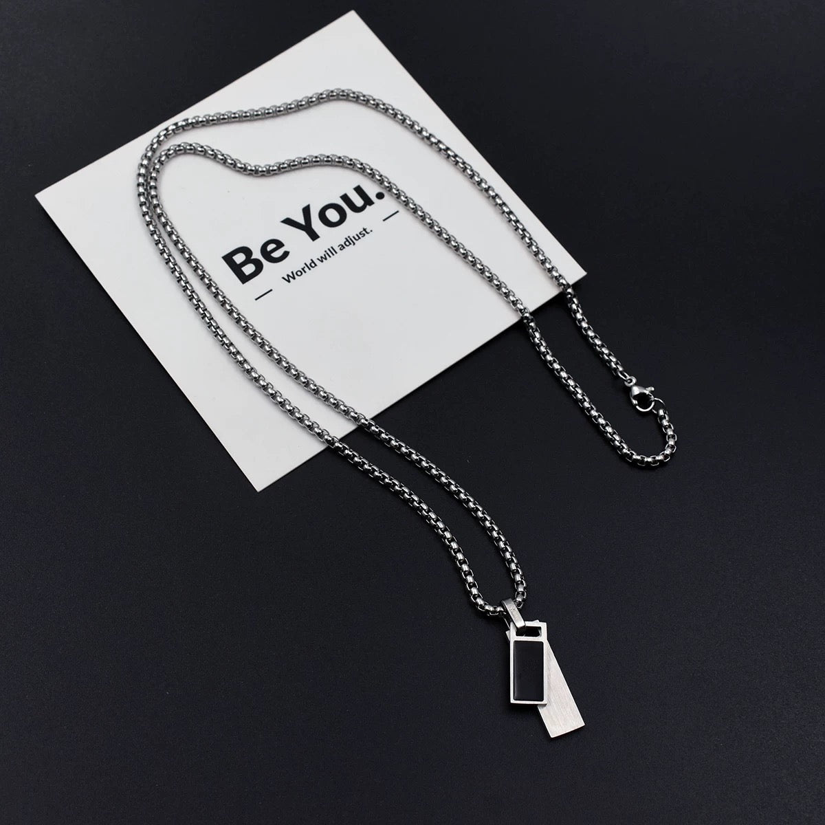 Collar con colgante geométrico de bloques de color de Niche: prenda urbana unisex ideal para combinar con sudaderas O0001