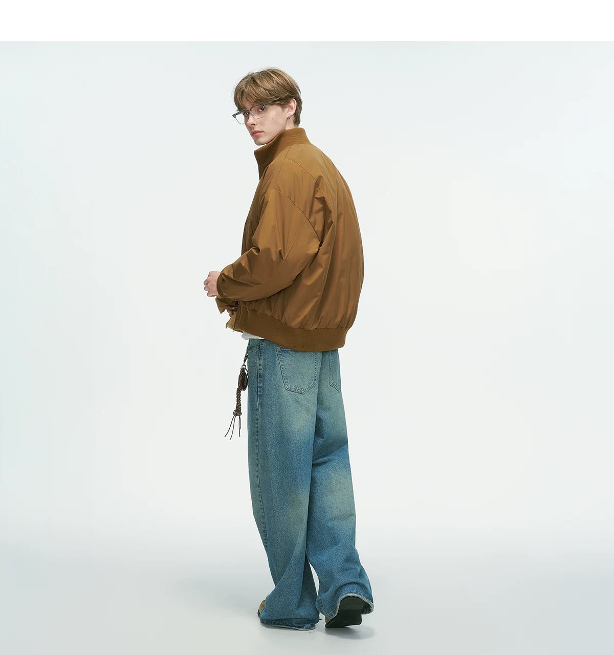 Chaqueta de plumas con cuello alto: minimalista y cálida para el estilo urbano invernal T0021