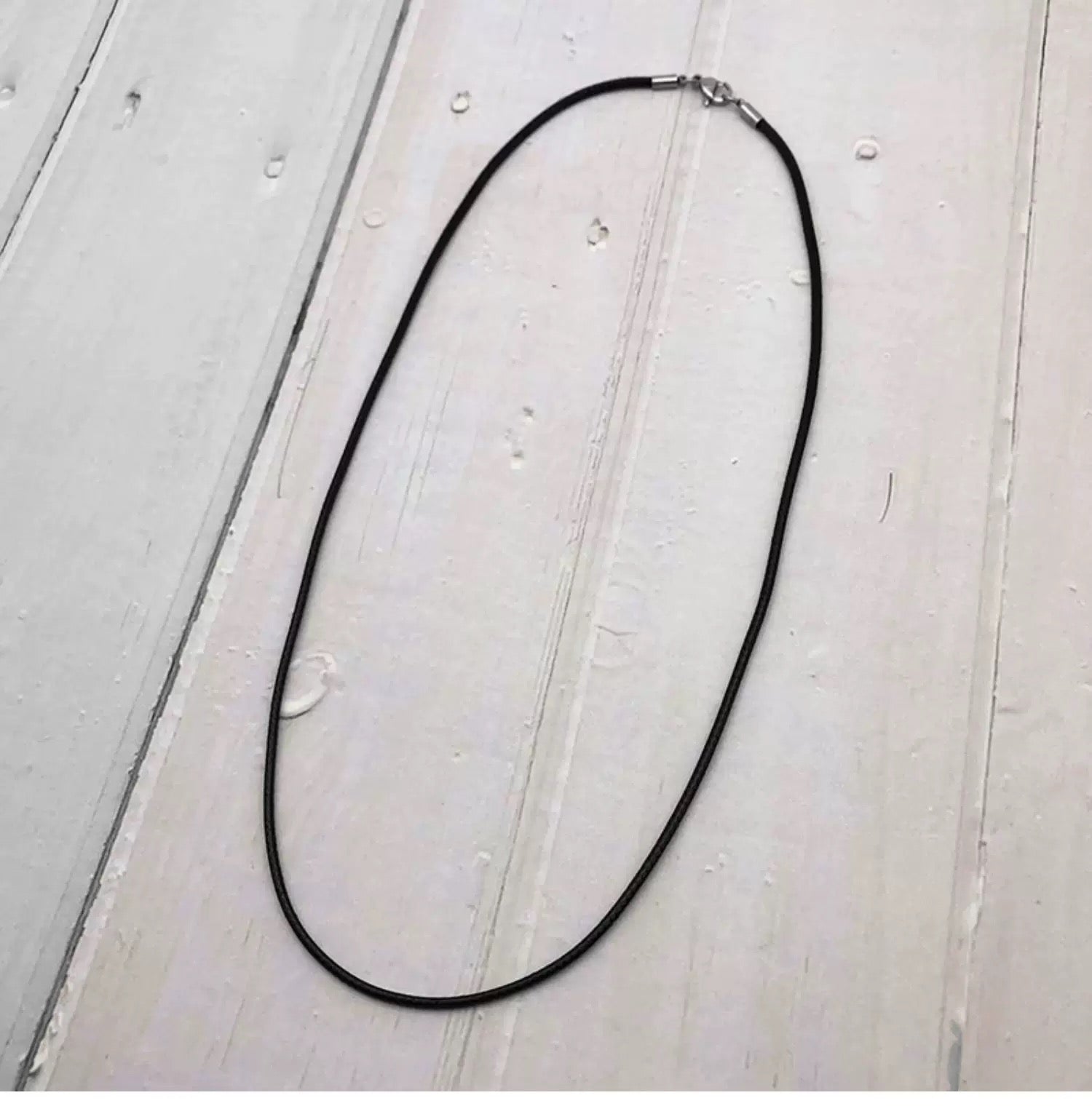 Collar unisex de cordón encerado negro | Cadena minimalista ajustable con cierre de acero de titanio resistente a la decoloración O0007