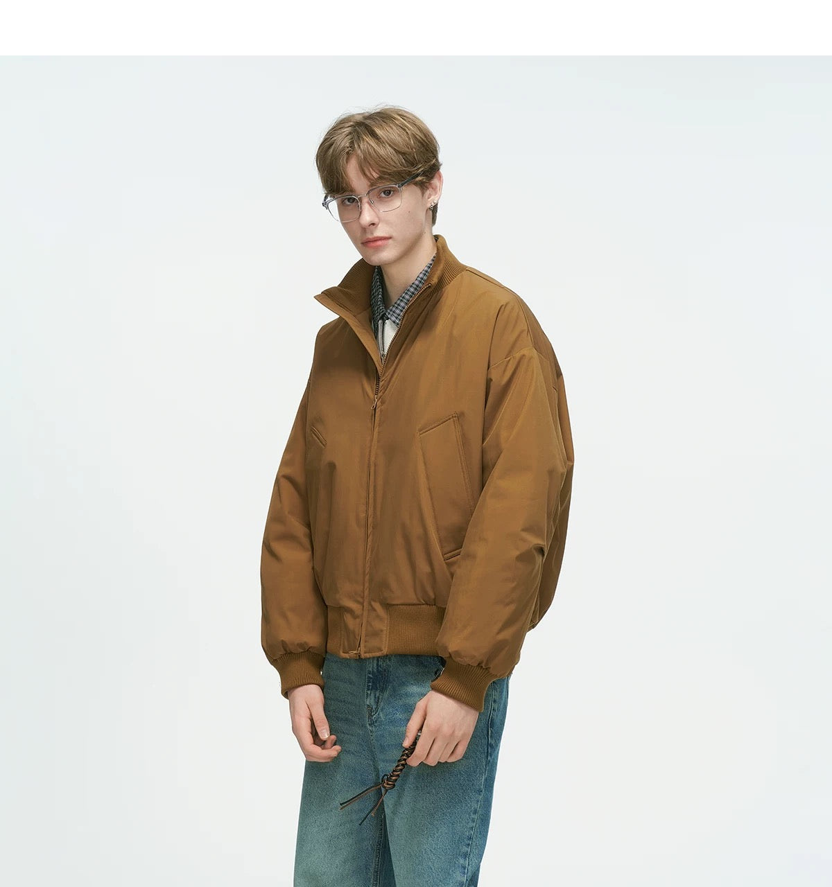 Chaqueta de plumas con cuello alto: minimalista y cálida para el estilo urbano invernal T0021