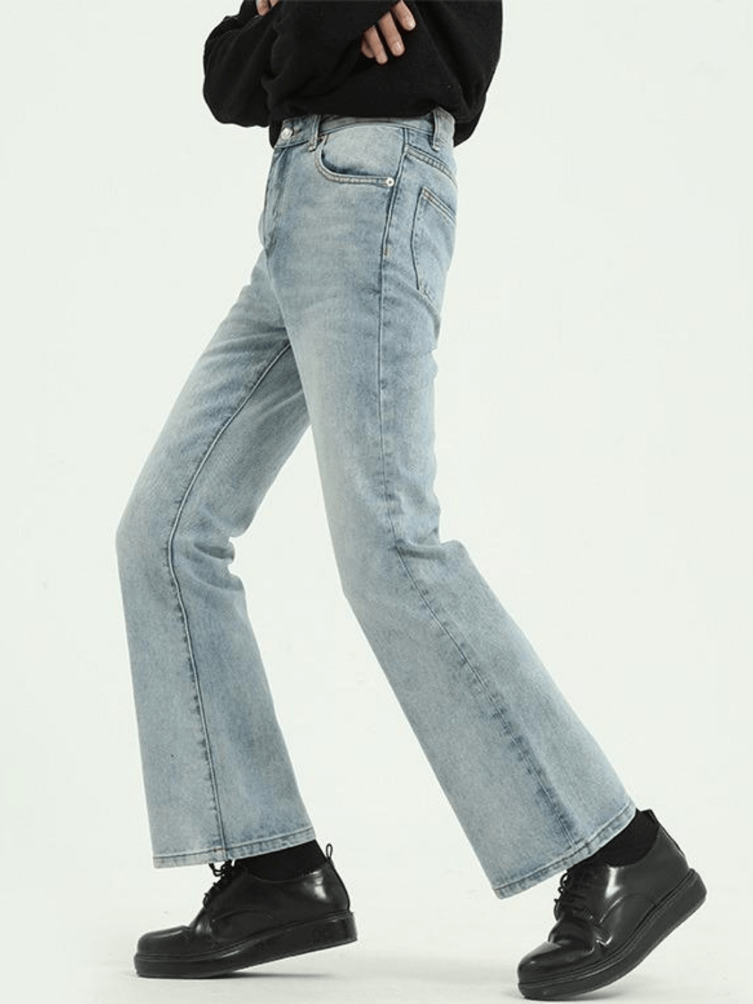 Vaqueros acampanados con estilo B0147