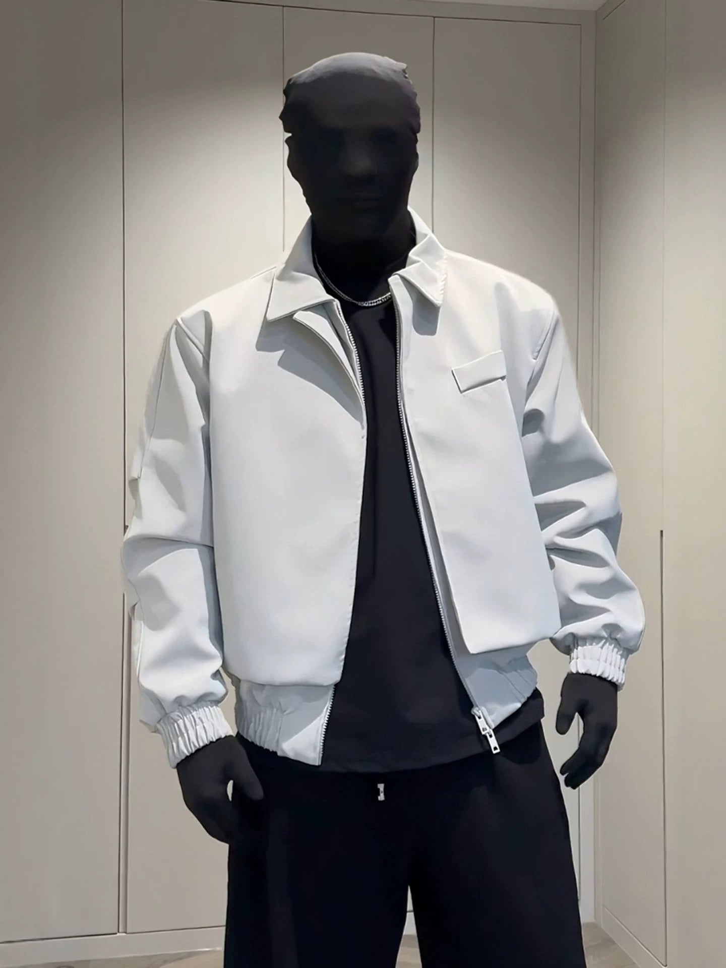 Chaqueta corta de cuero sintético con doble cuello para hombre: abrigo urbano moderno y ajustado T0079