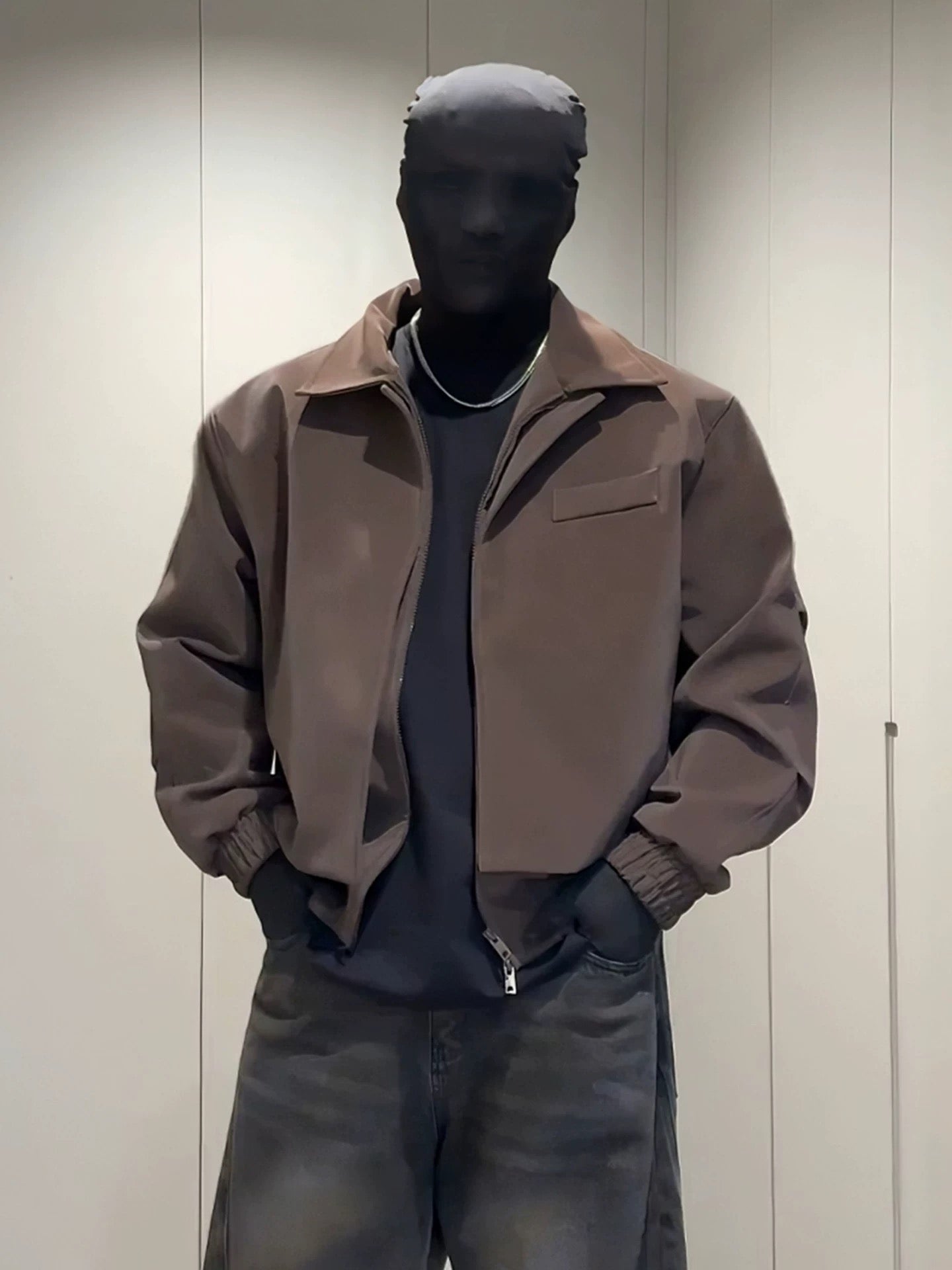 Chaqueta corta de cuero sintético con doble cuello para hombre: abrigo urbano moderno y ajustado T0079