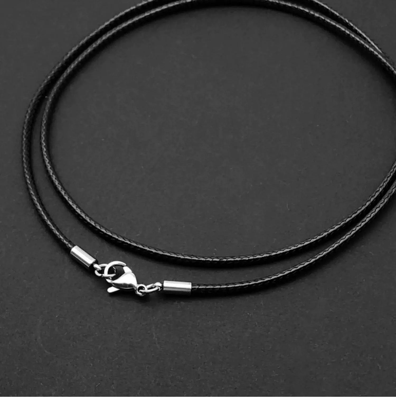 Collar unisex de cordón encerado negro | Cadena minimalista ajustable con cierre de acero de titanio resistente a la decoloración O0007