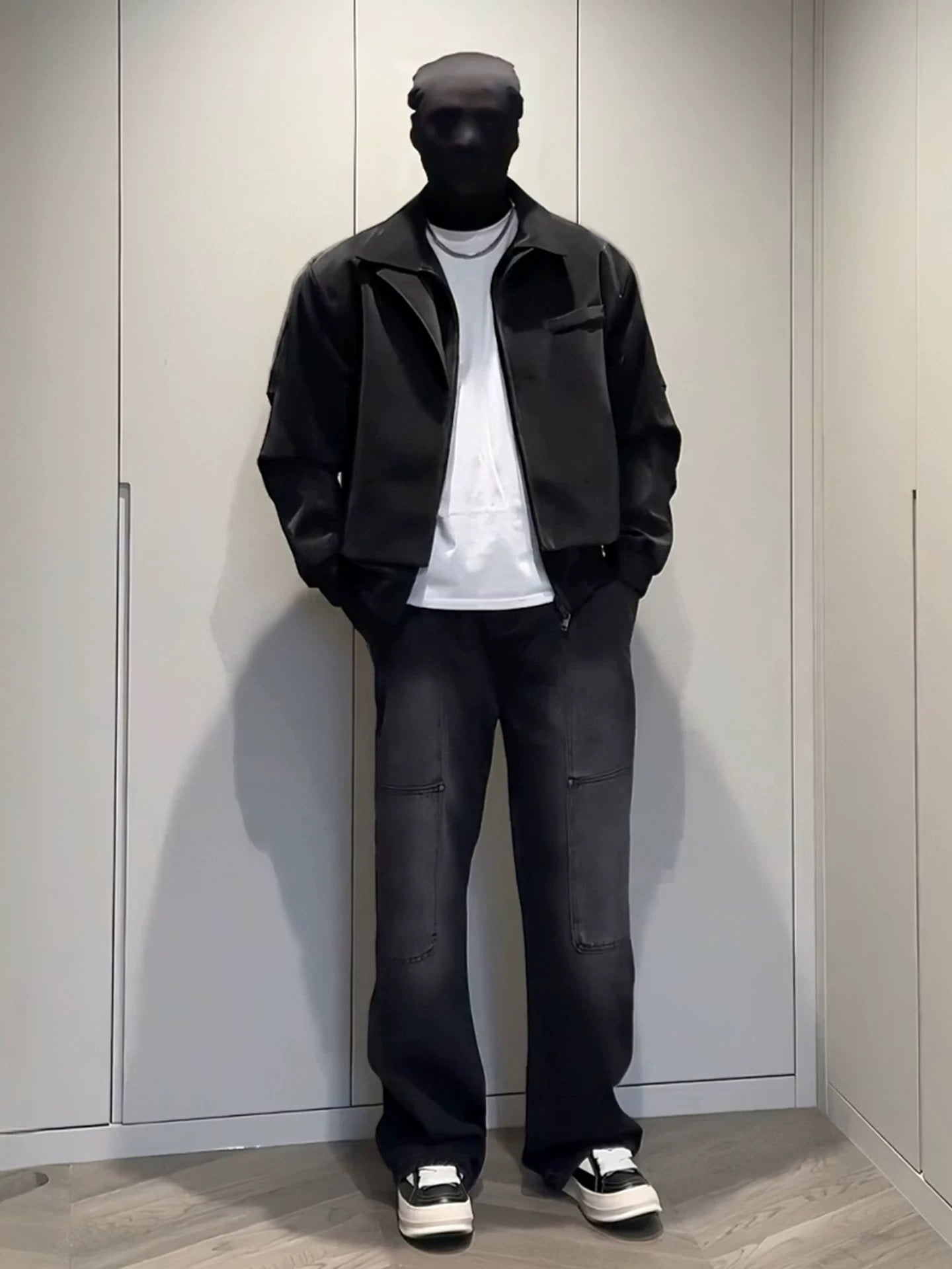 Chaqueta corta de cuero sintético con doble cuello para hombre: abrigo urbano moderno y ajustado T0079