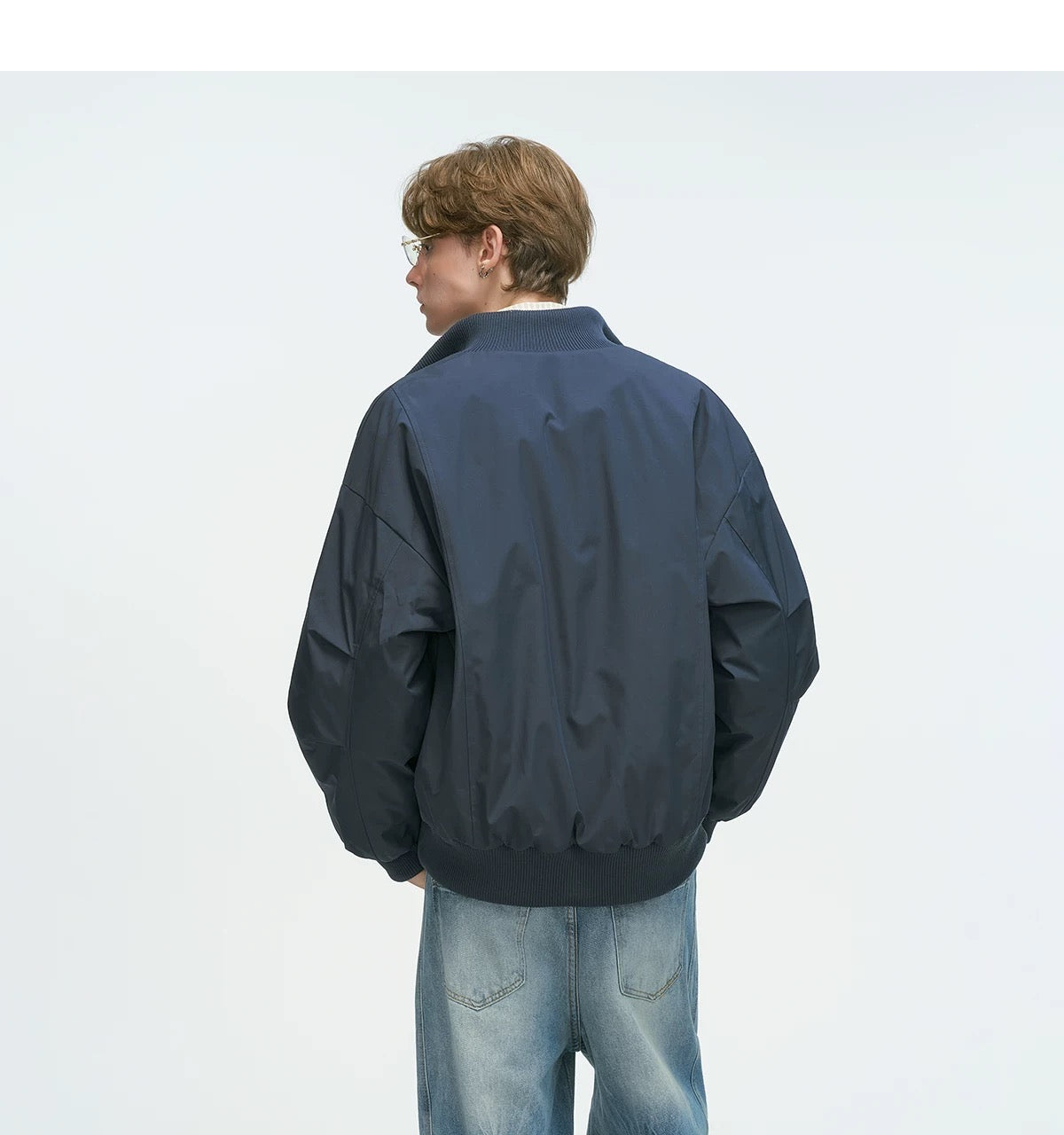 Chaqueta de plumas con cuello alto: minimalista y cálida para el estilo urbano invernal T0021