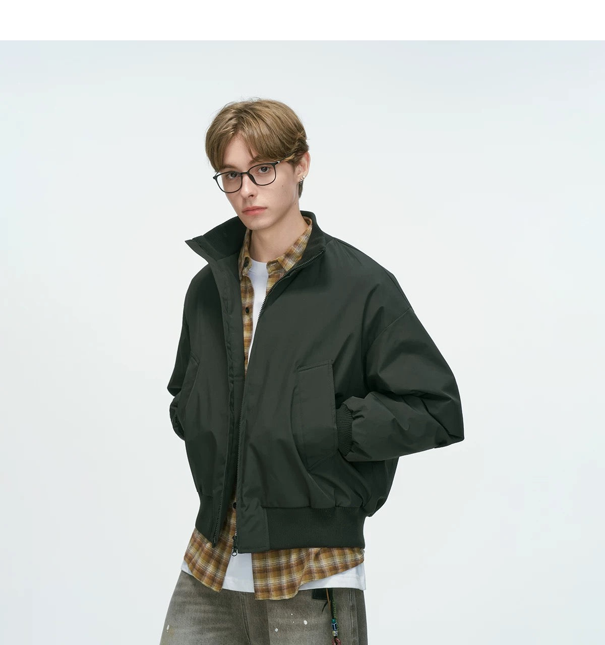 Chaqueta de plumas con cuello alto: minimalista y cálida para el estilo urbano invernal T0021