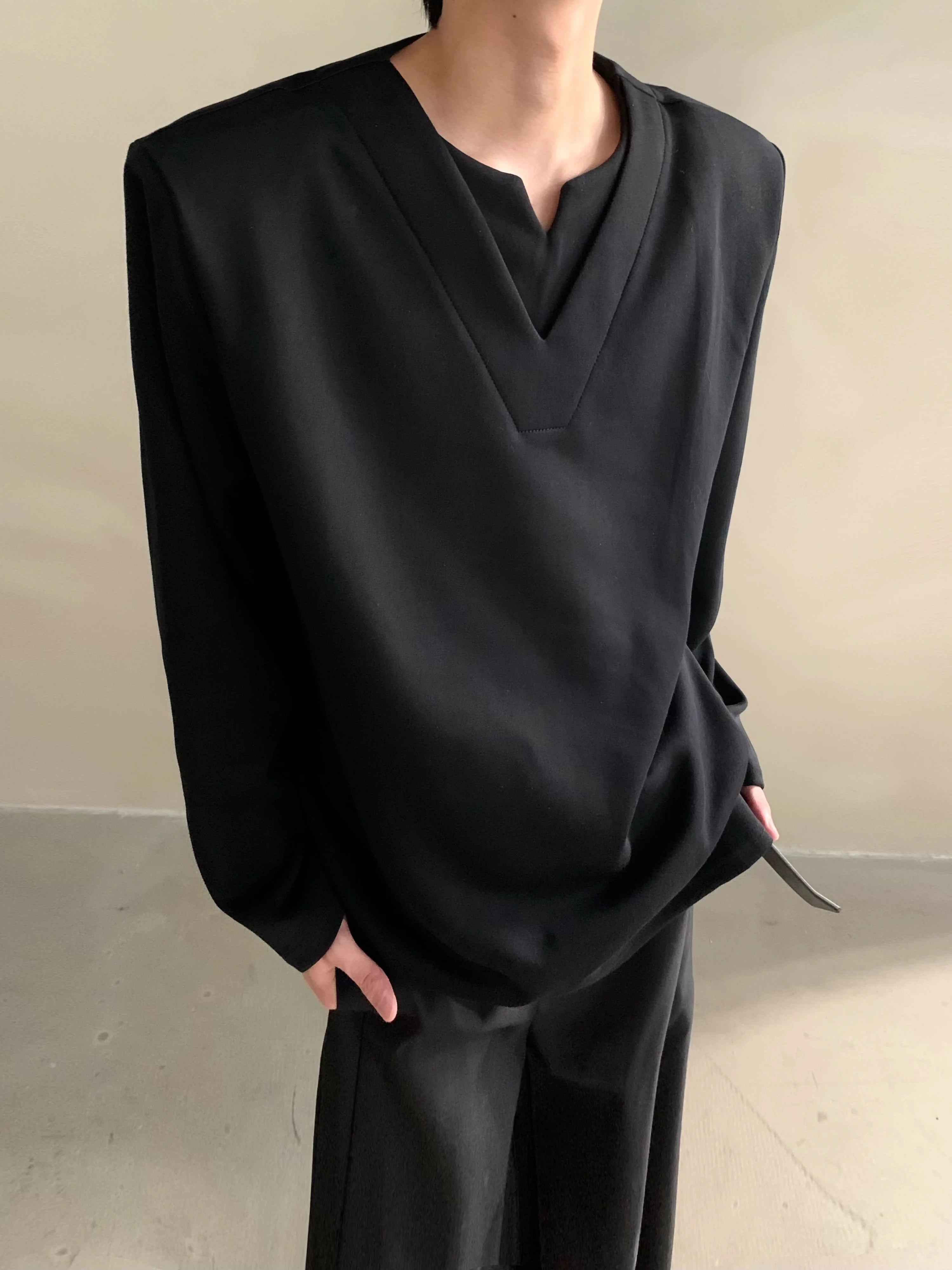 Autumn high-end sense niche design sense V-neck shoulder pads long-sleeved T-shirt men's versatile loose tide  J0089