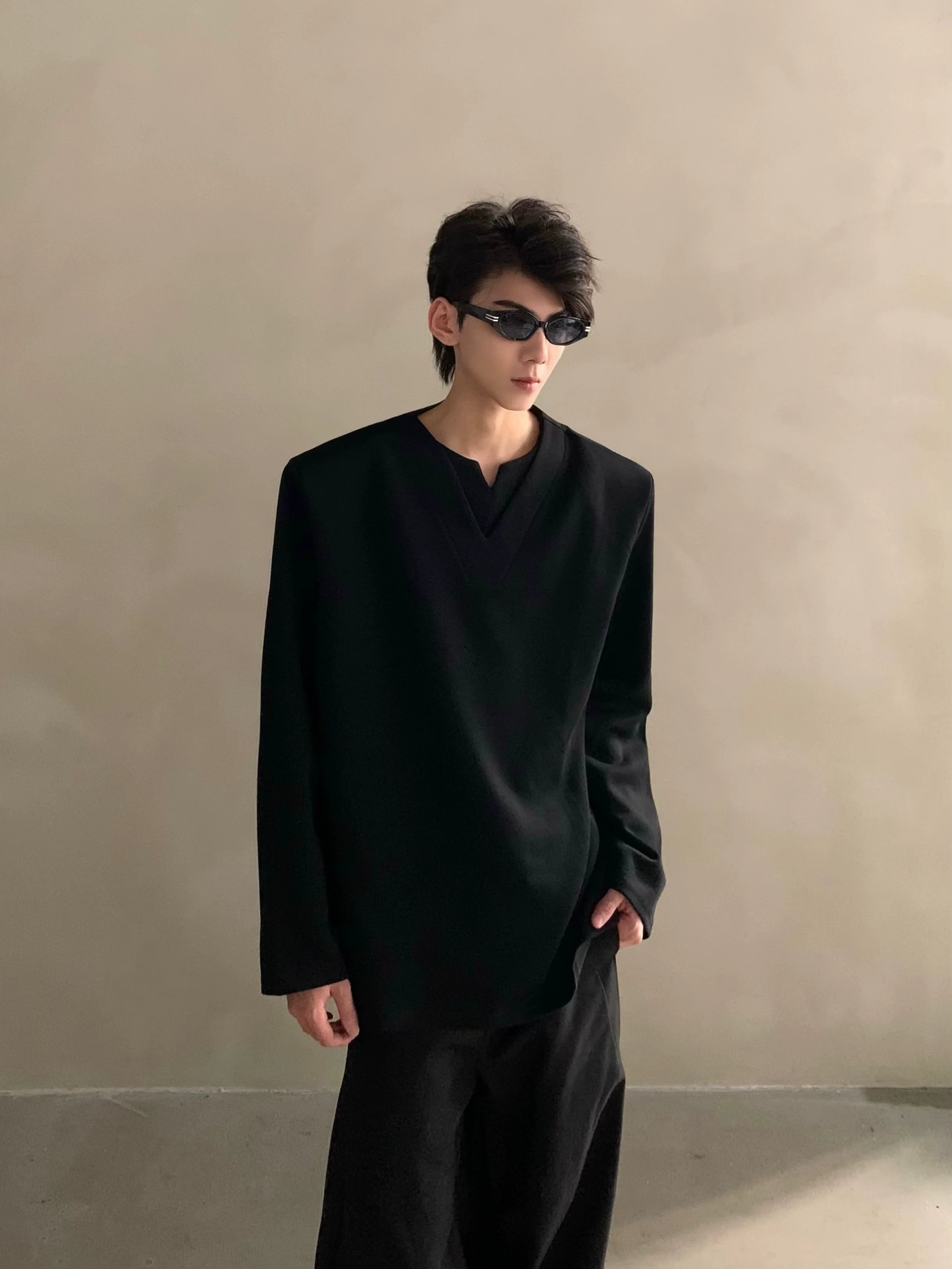 Autumn high-end sense niche design sense V-neck shoulder pads long-sleeved T-shirt men's versatile loose tide  J0089