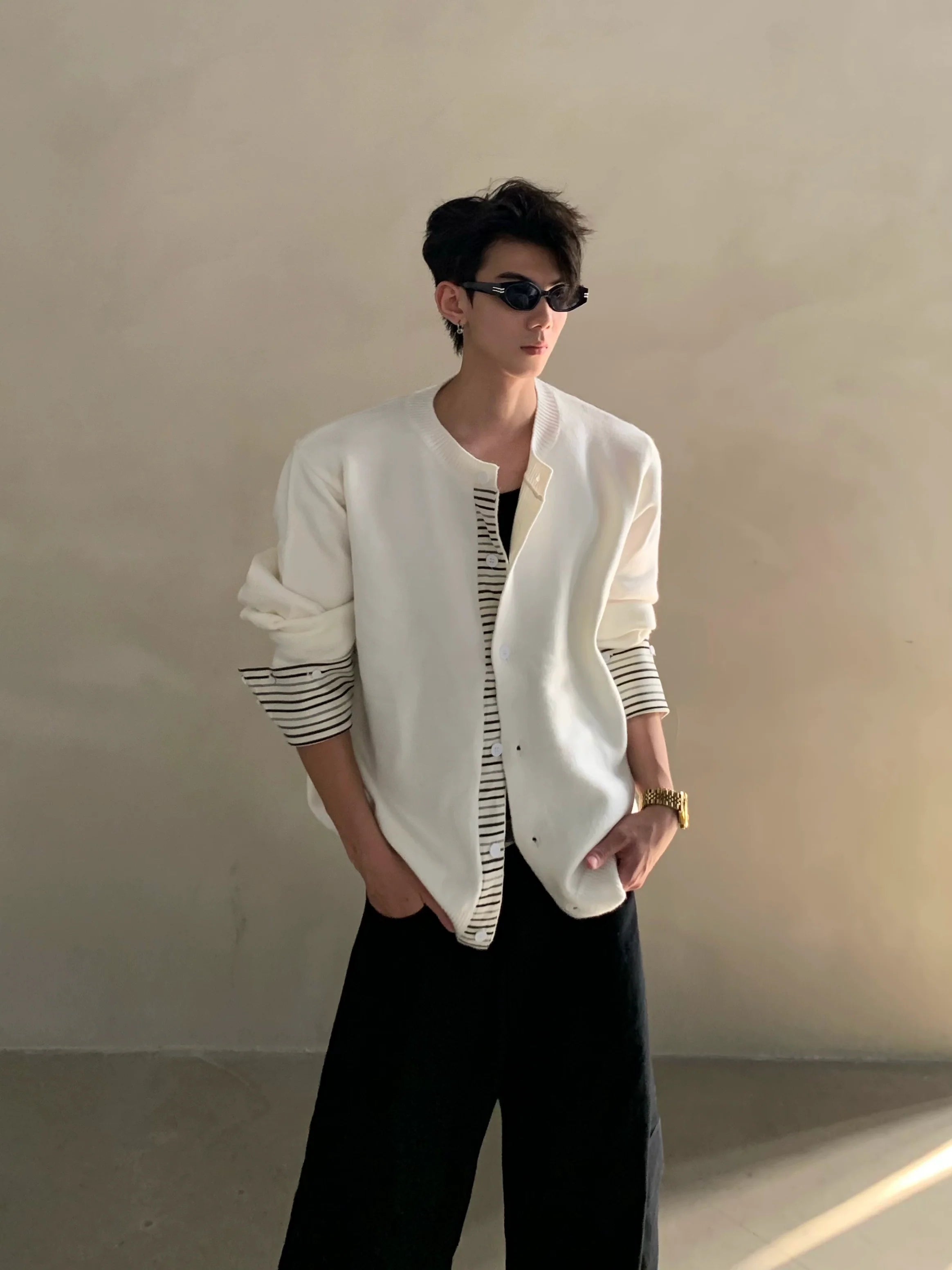 Suéter de punto con empalme de rayas de dos piezas falso en capas de otoño e invierno, chaqueta tipo cárdigan de alta gama para hombre, marea S0164 