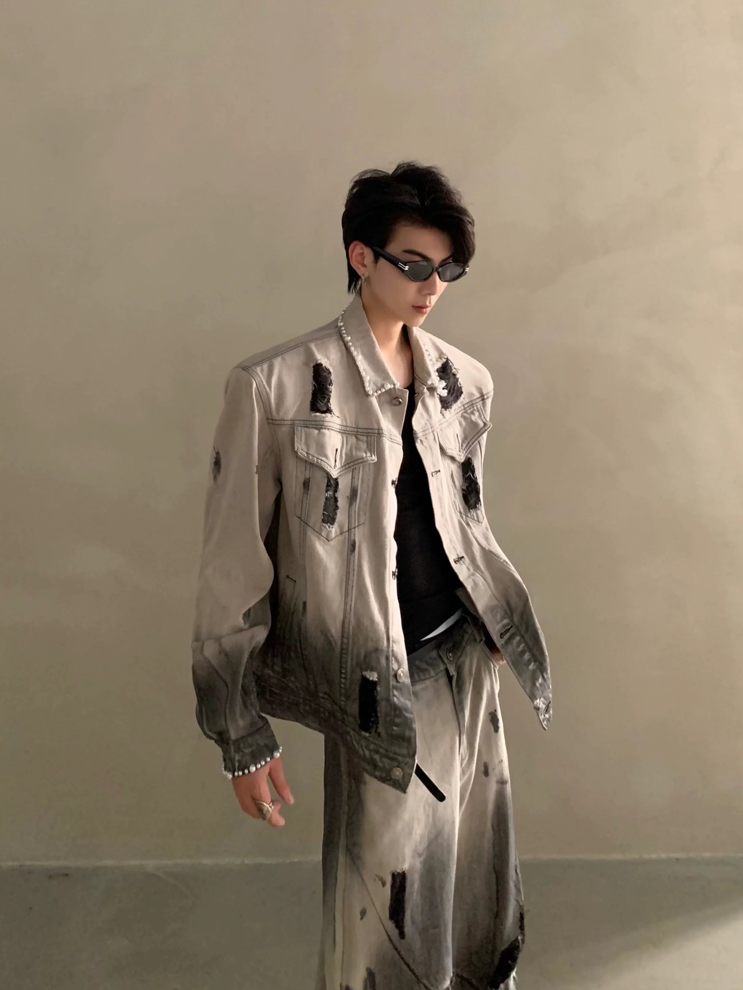 Chaqueta vaquera de alta gama para hombre con hombreras y diseño de agujeros teñidos con tierra de desecho de nicho R007 