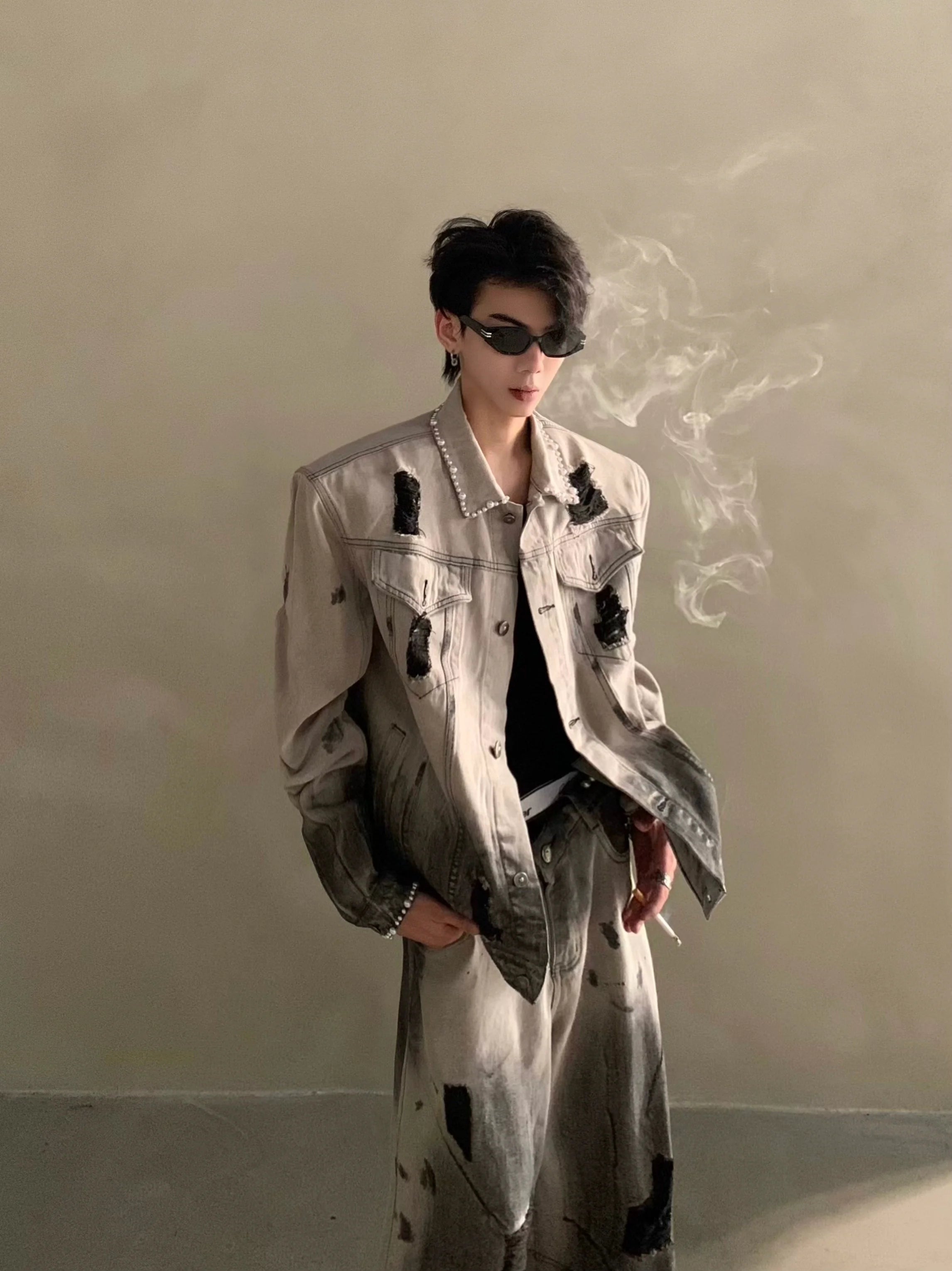 Chaqueta vaquera de alta gama para hombre con hombreras y diseño de agujeros teñidos con tierra de desecho de nicho R007 