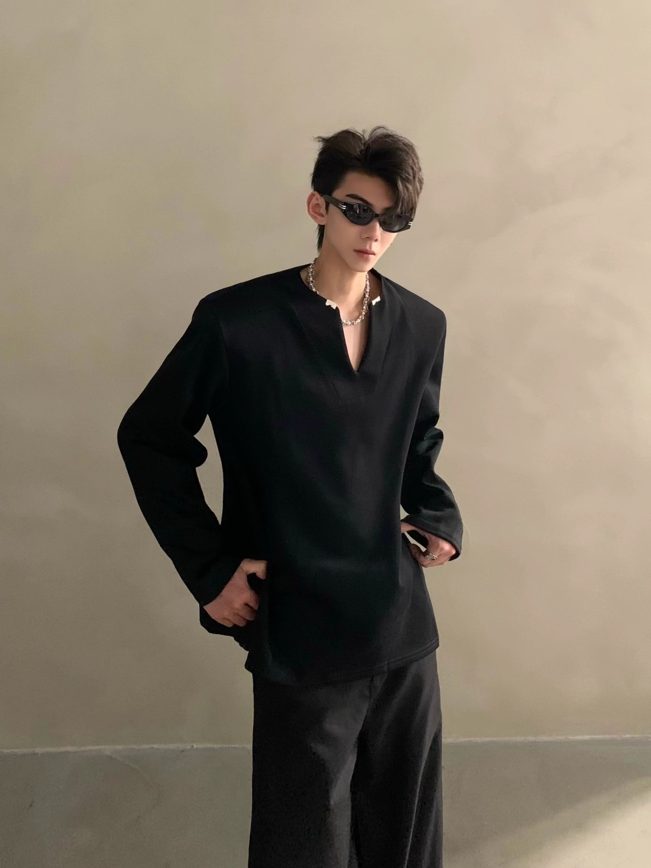 Autumn high-end V-neck metal decorative shoulder pads long-sleeved T-shirt men's ruffian handsome loose top J0088