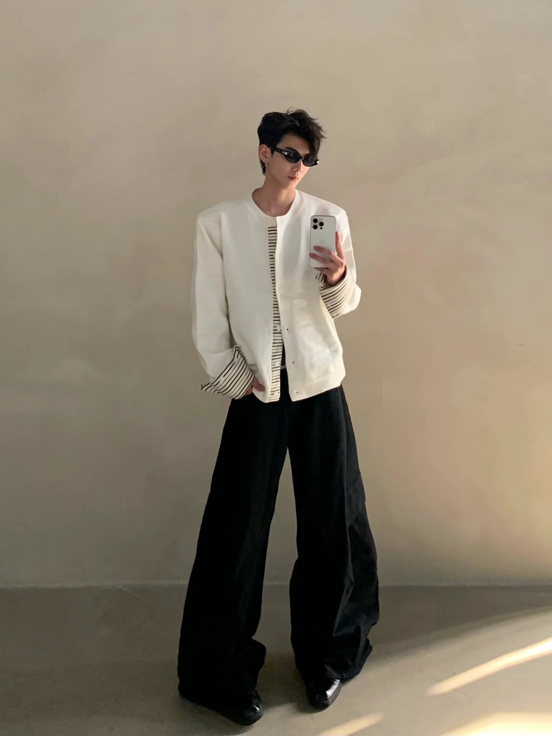 Suéter de punto con empalme de rayas de dos piezas falso en capas de otoño e invierno, chaqueta tipo cárdigan de alta gama para hombre, marea S0164 