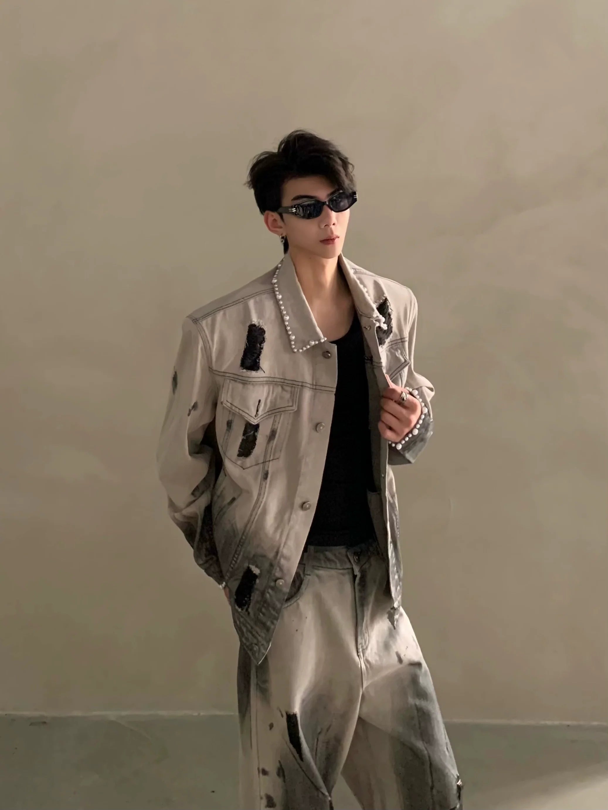 Chaqueta vaquera de alta gama para hombre con hombreras y diseño de agujeros teñidos con tierra de desecho de nicho R007 