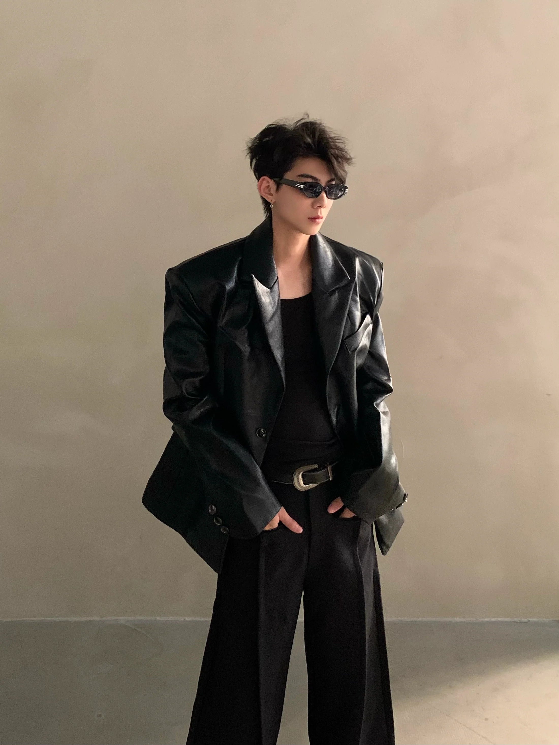 Chaqueta de cuero sintético con hombreras y silueta de alta gama para otoño e invierno, chaqueta de traje elegante de estilo rufián de lujo ligero para hombre R008 