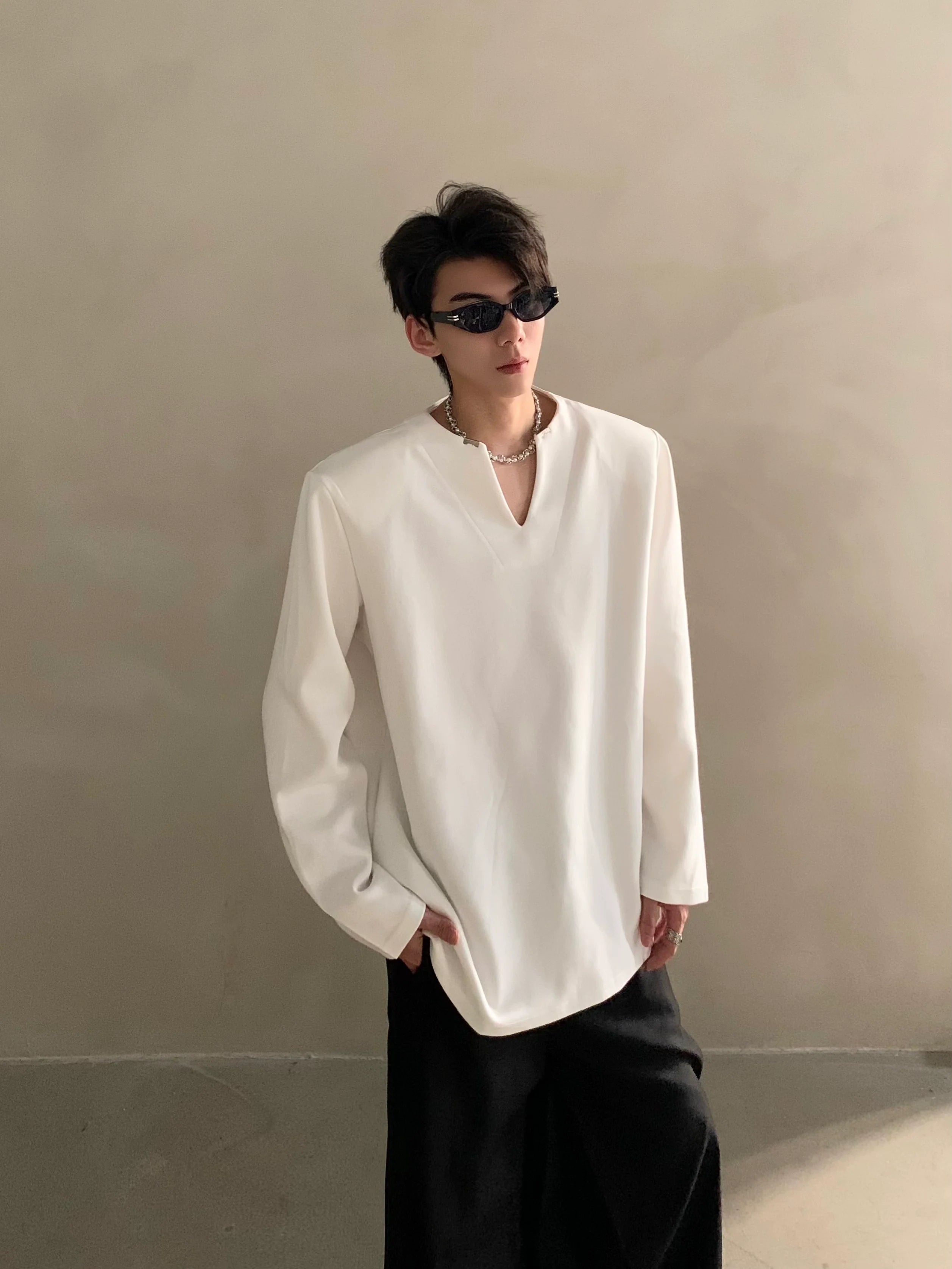 Autumn high-end V-neck metal decorative shoulder pads long-sleeved T-shirt men's ruffian handsome loose top J0088