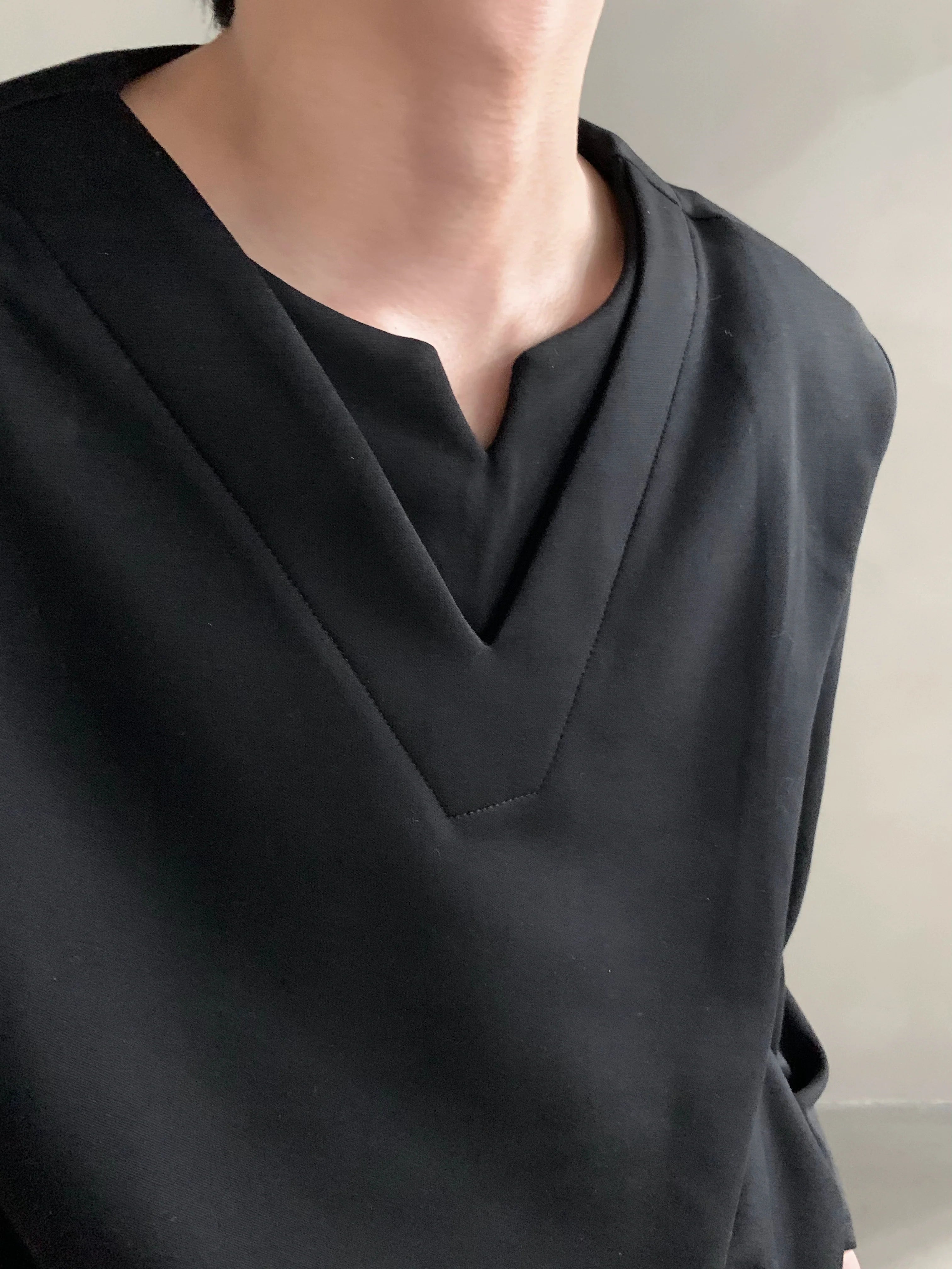 Autumn high-end sense niche design sense V-neck shoulder pads long-sleeved T-shirt men's versatile loose tide  J0089