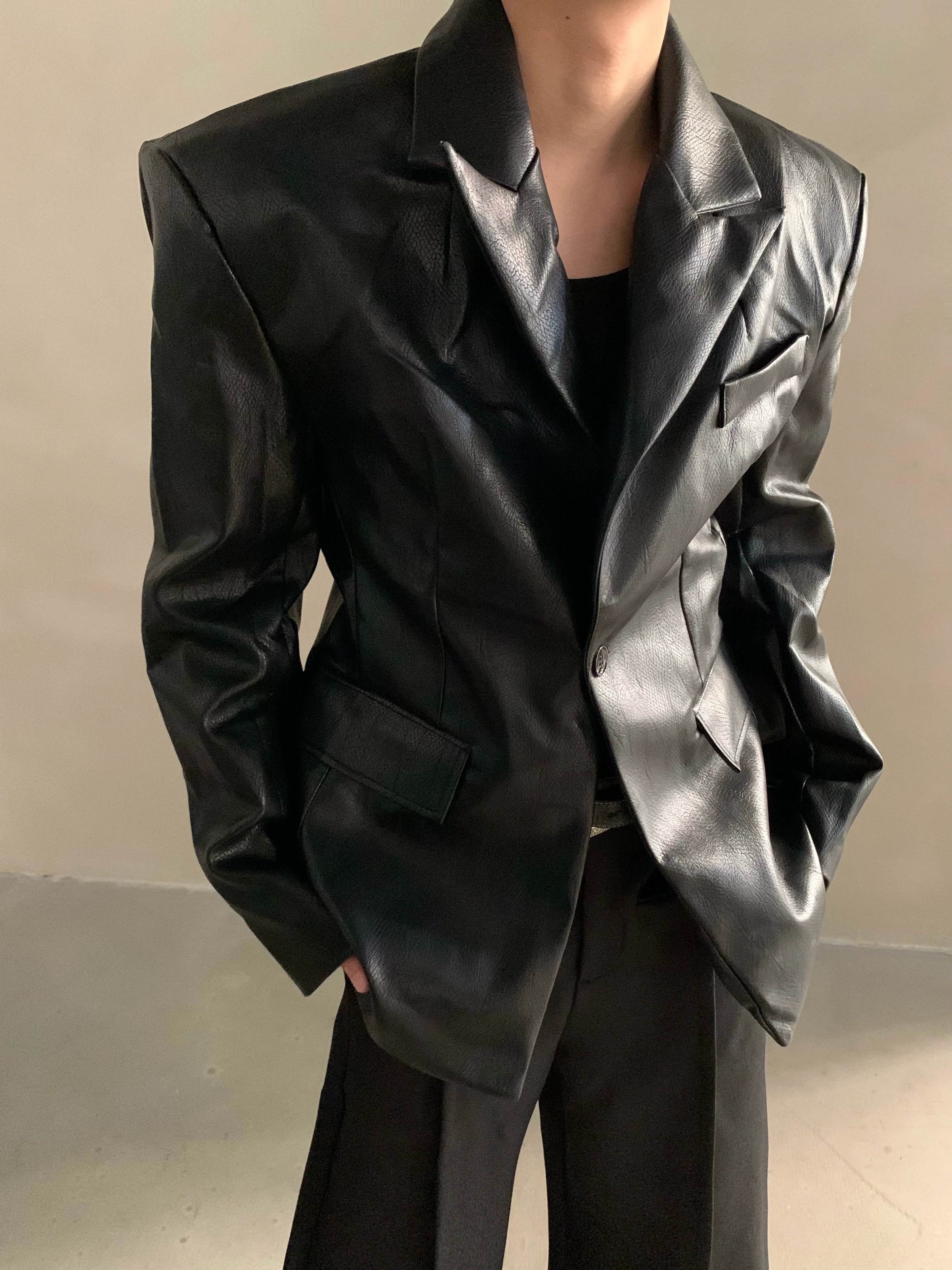 Chaqueta de cuero sintético con hombreras y silueta de alta gama para otoño e invierno, chaqueta de traje elegante de estilo rufián de lujo ligero para hombre R008 