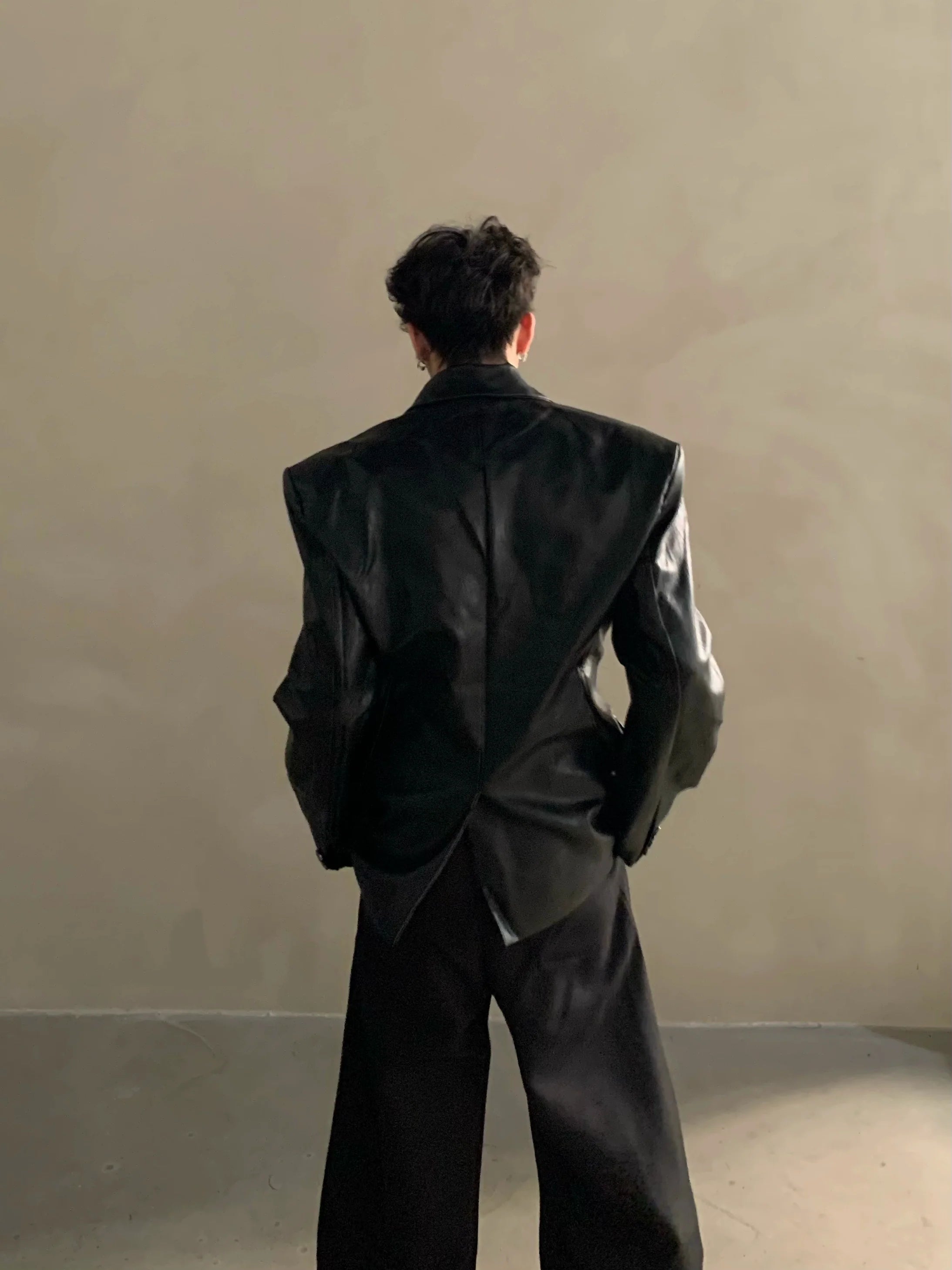 Chaqueta de cuero sintético con hombreras y silueta de alta gama para otoño e invierno, chaqueta de traje elegante de estilo rufián de lujo ligero para hombre R008 