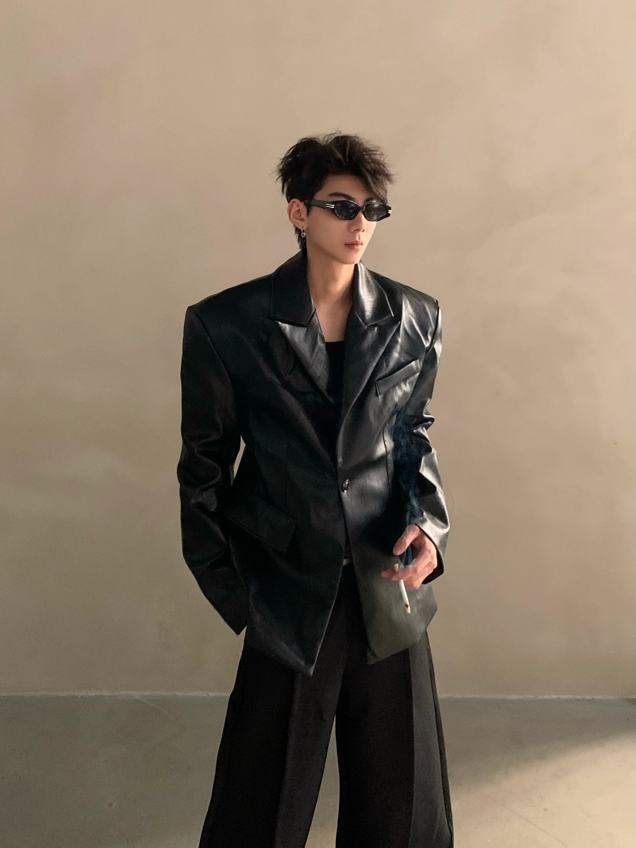 Chaqueta de cuero sintético con hombreras y silueta de alta gama para otoño e invierno, chaqueta de traje elegante de estilo rufián de lujo ligero para hombre R008 