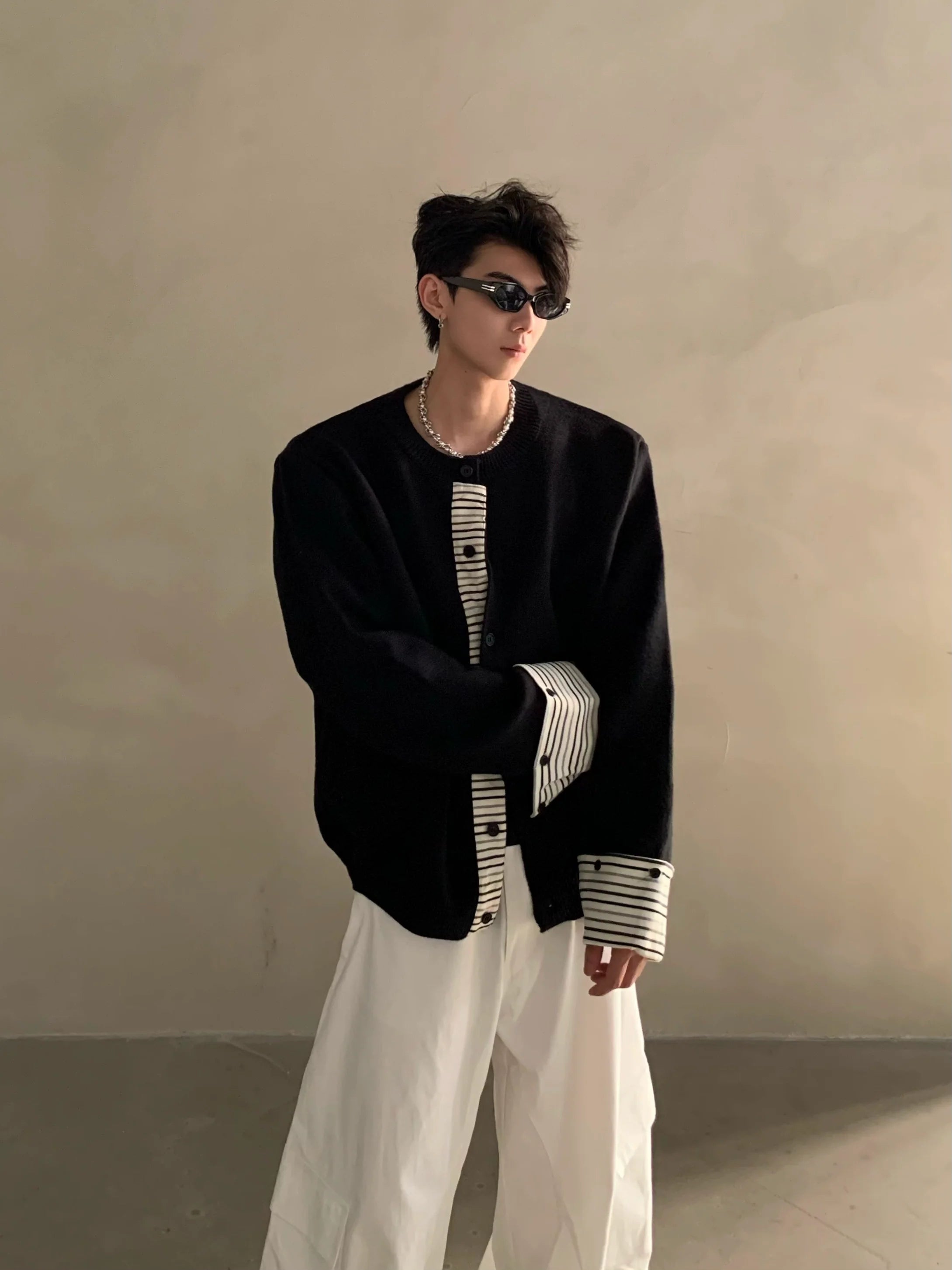 Suéter de punto con empalme de rayas de dos piezas falso en capas de otoño e invierno, chaqueta tipo cárdigan de alta gama para hombre, marea S0164 