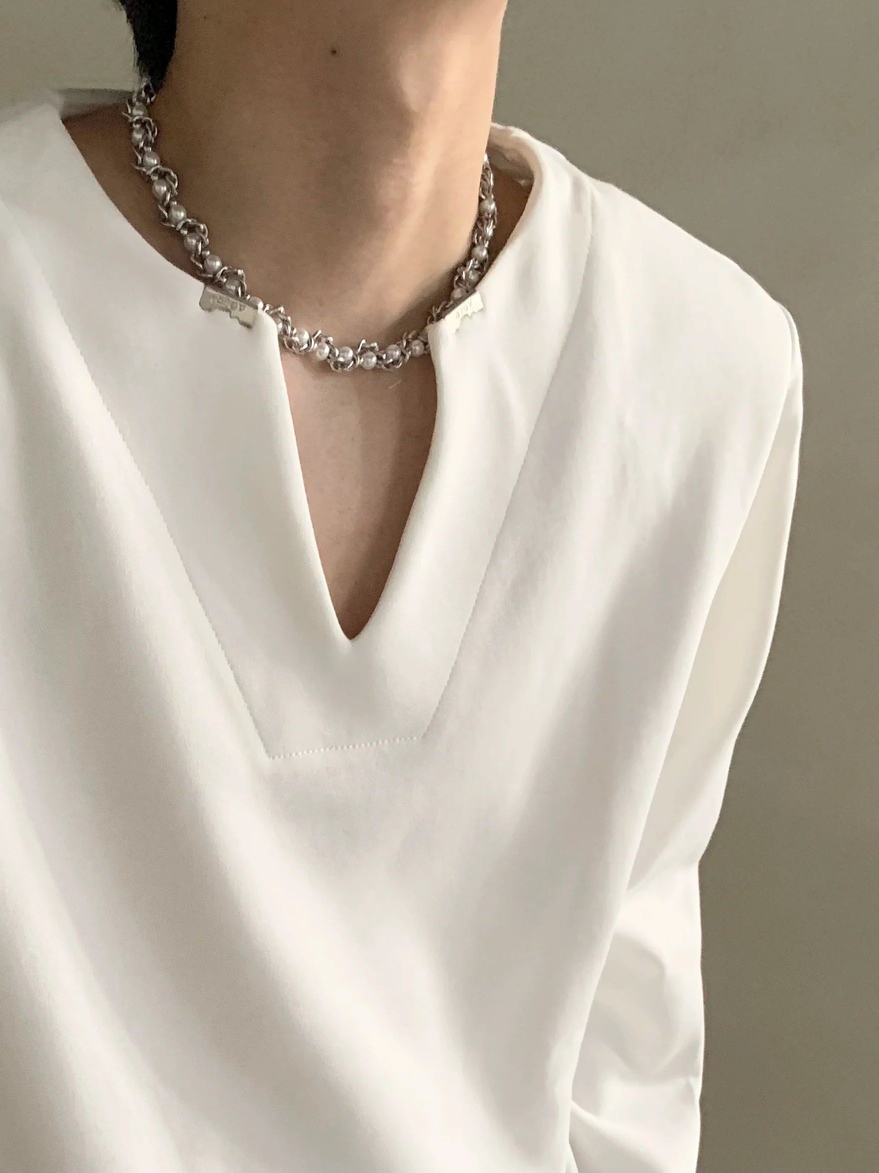 Autumn high-end V-neck metal decorative shoulder pads long-sleeved T-shirt men's ruffian handsome loose top J0088