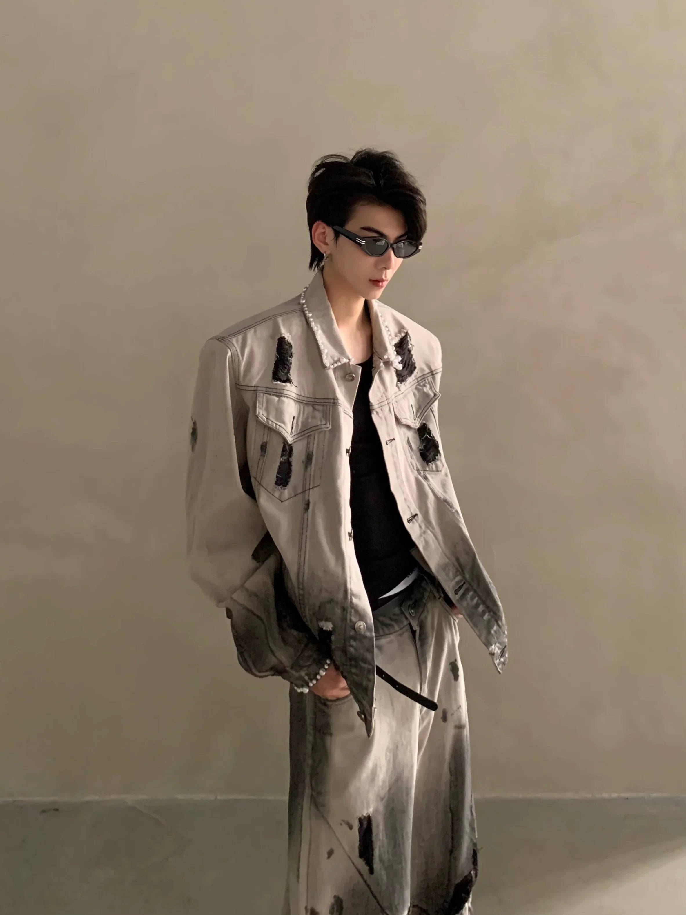 Chaqueta vaquera de alta gama para hombre con hombreras y diseño de agujeros teñidos con tierra de desecho de nicho R007 