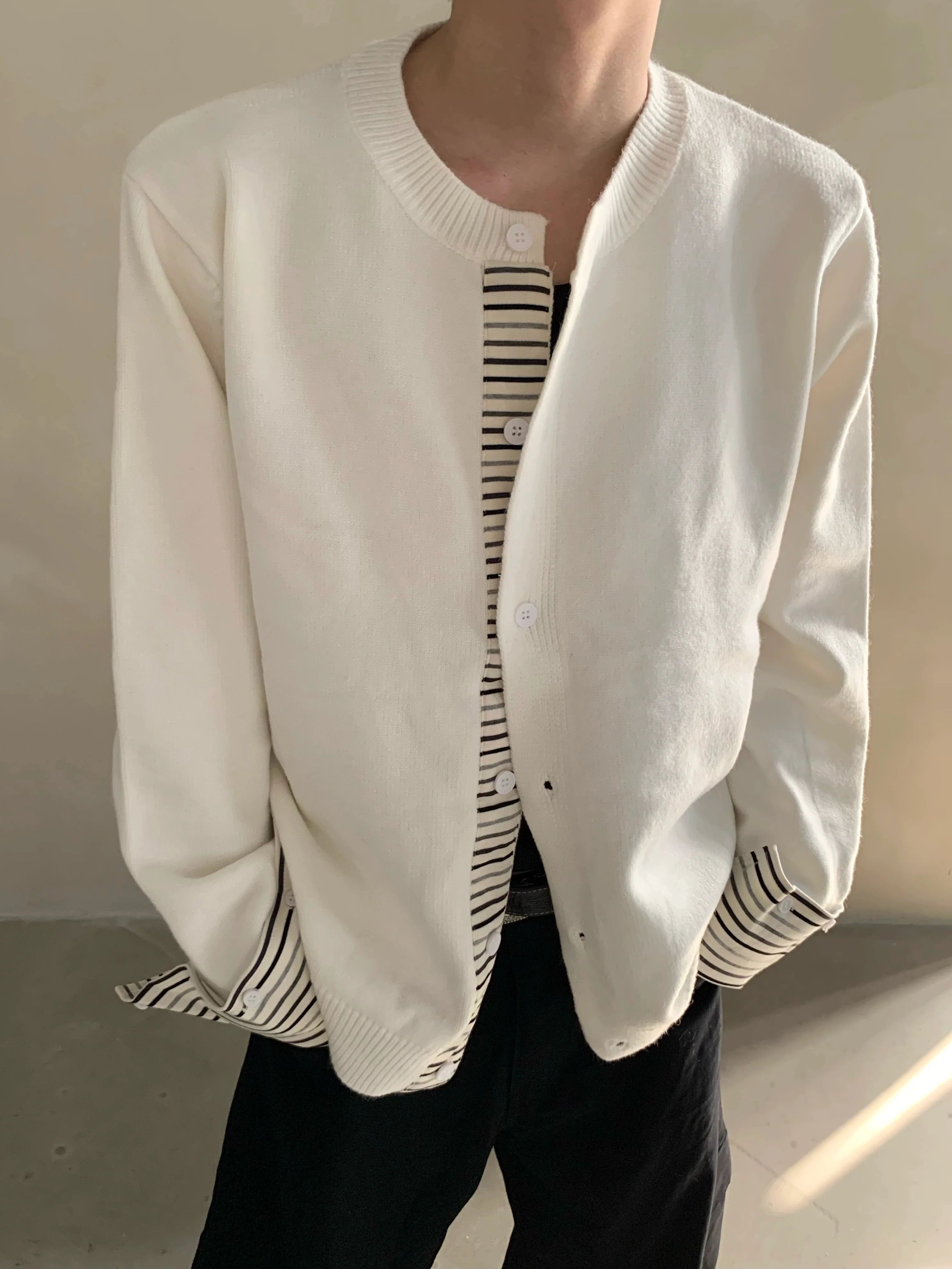 Suéter de punto con empalme de rayas de dos piezas falso en capas de otoño e invierno, chaqueta tipo cárdigan de alta gama para hombre, marea S0164 