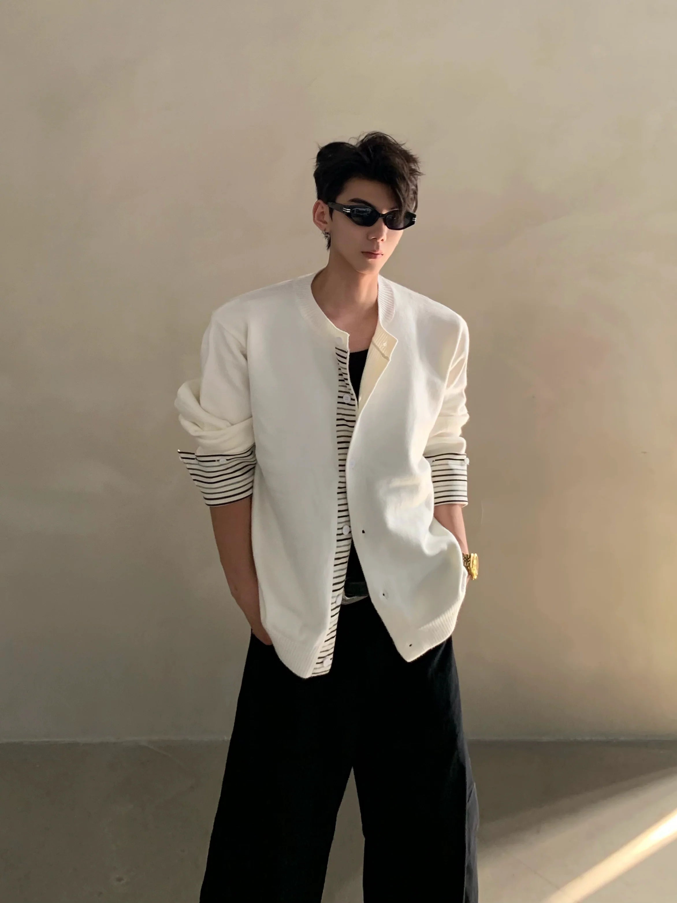 Suéter de punto con empalme de rayas de dos piezas falso en capas de otoño e invierno, chaqueta tipo cárdigan de alta gama para hombre, marea S0164 