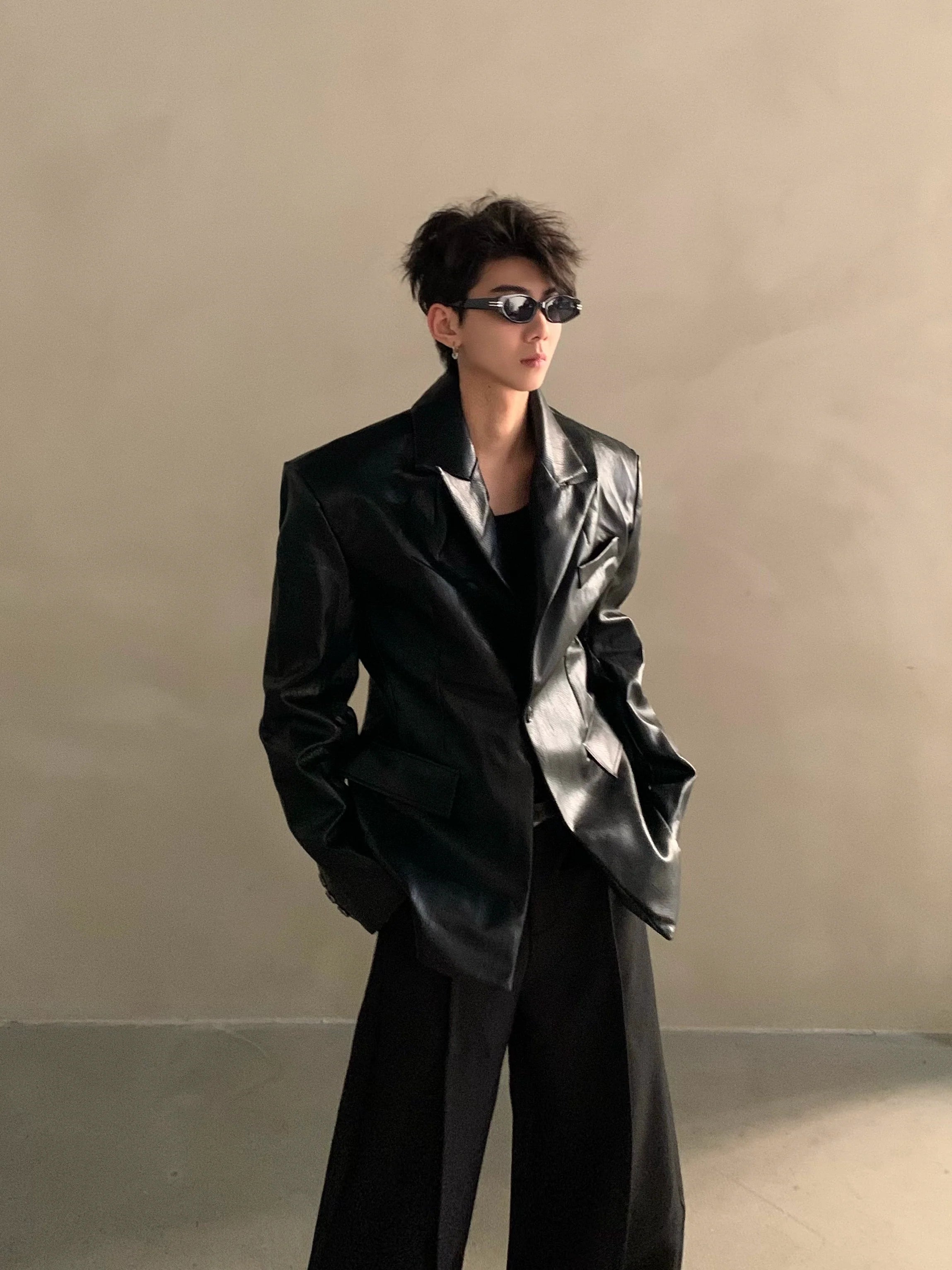 Chaqueta de cuero sintético con hombreras y silueta de alta gama para otoño e invierno, chaqueta de traje elegante de estilo rufián de lujo ligero para hombre R008 