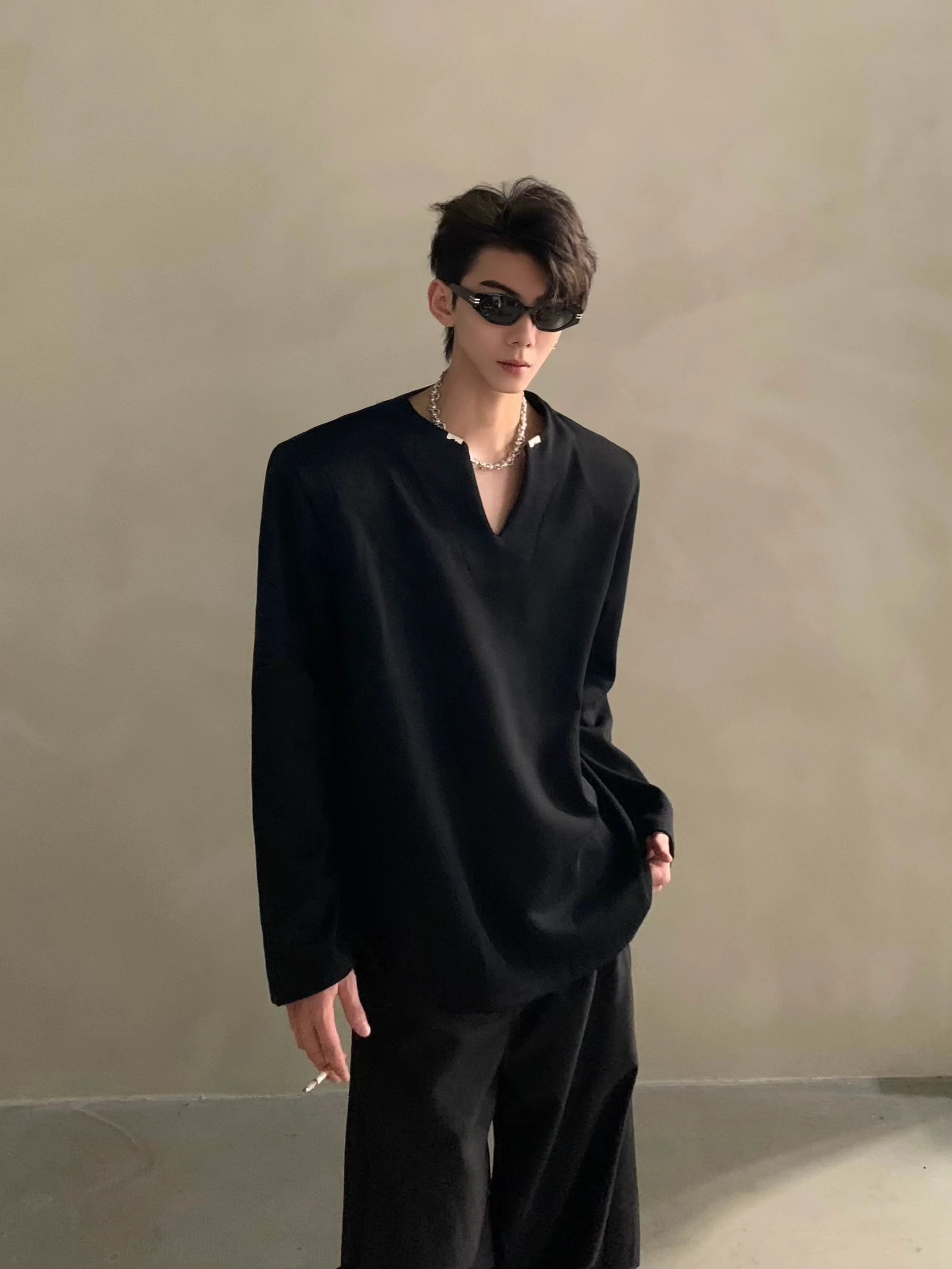 Autumn high-end V-neck metal decorative shoulder pads long-sleeved T-shirt men's ruffian handsome loose top J0088