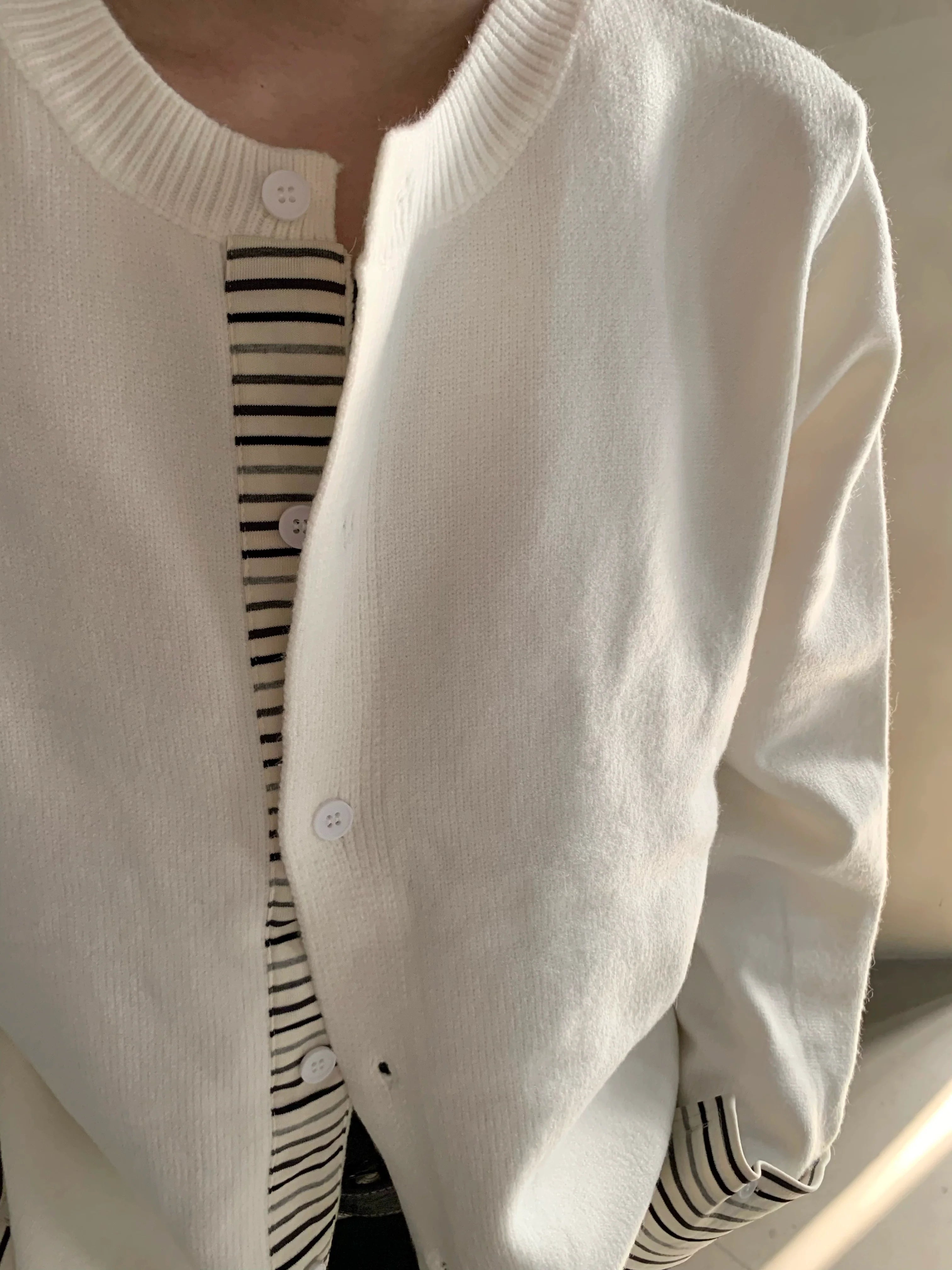 Suéter de punto con empalme de rayas de dos piezas falso en capas de otoño e invierno, chaqueta tipo cárdigan de alta gama para hombre, marea S0164 