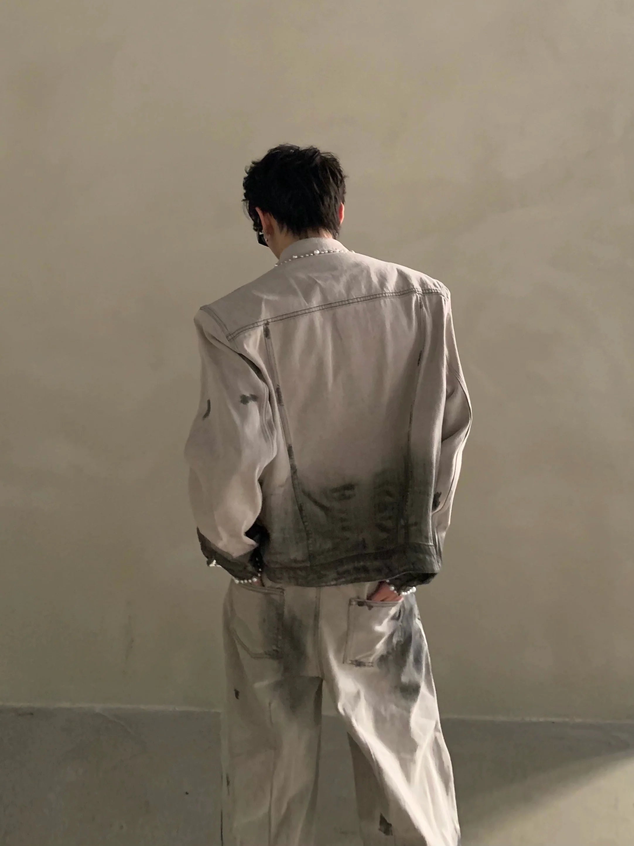 Chaqueta vaquera de alta gama para hombre con hombreras y diseño de agujeros teñidos con tierra de desecho de nicho R007 