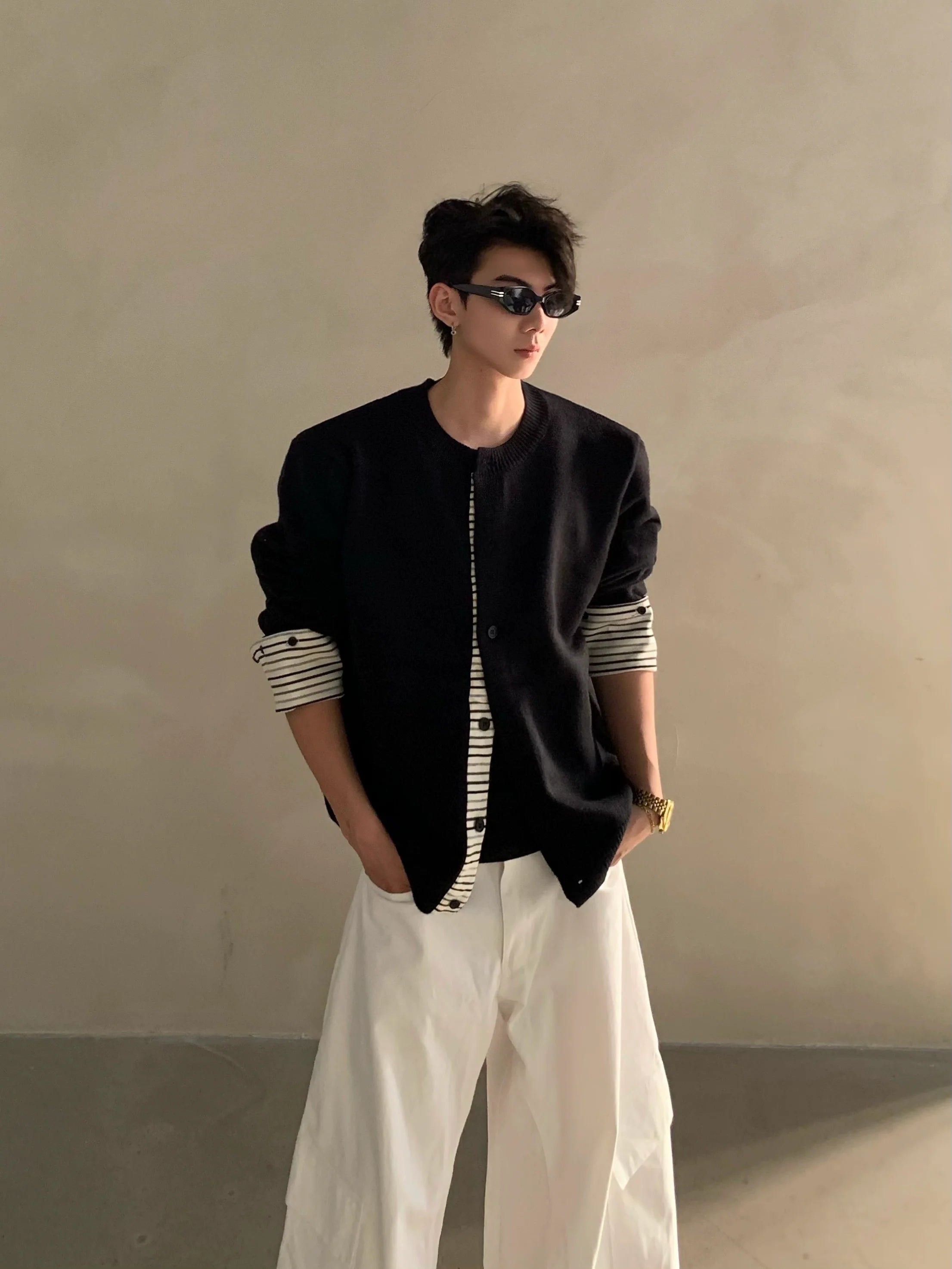 Suéter de punto con empalme de rayas de dos piezas falso en capas de otoño e invierno, chaqueta tipo cárdigan de alta gama para hombre, marea S0164 