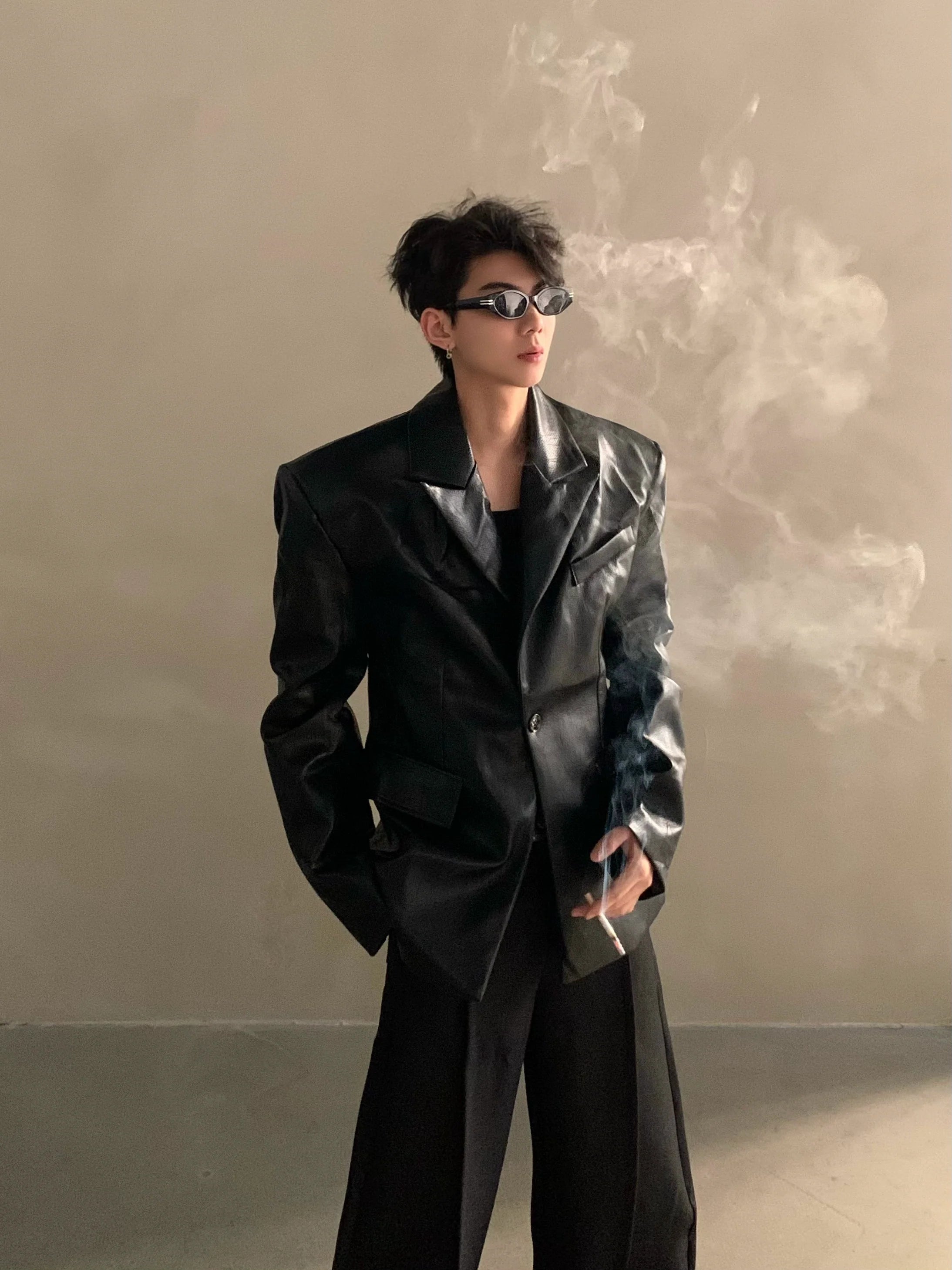 Chaqueta de cuero sintético con hombreras y silueta de alta gama para otoño e invierno, chaqueta de traje elegante de estilo rufián de lujo ligero para hombre R008 